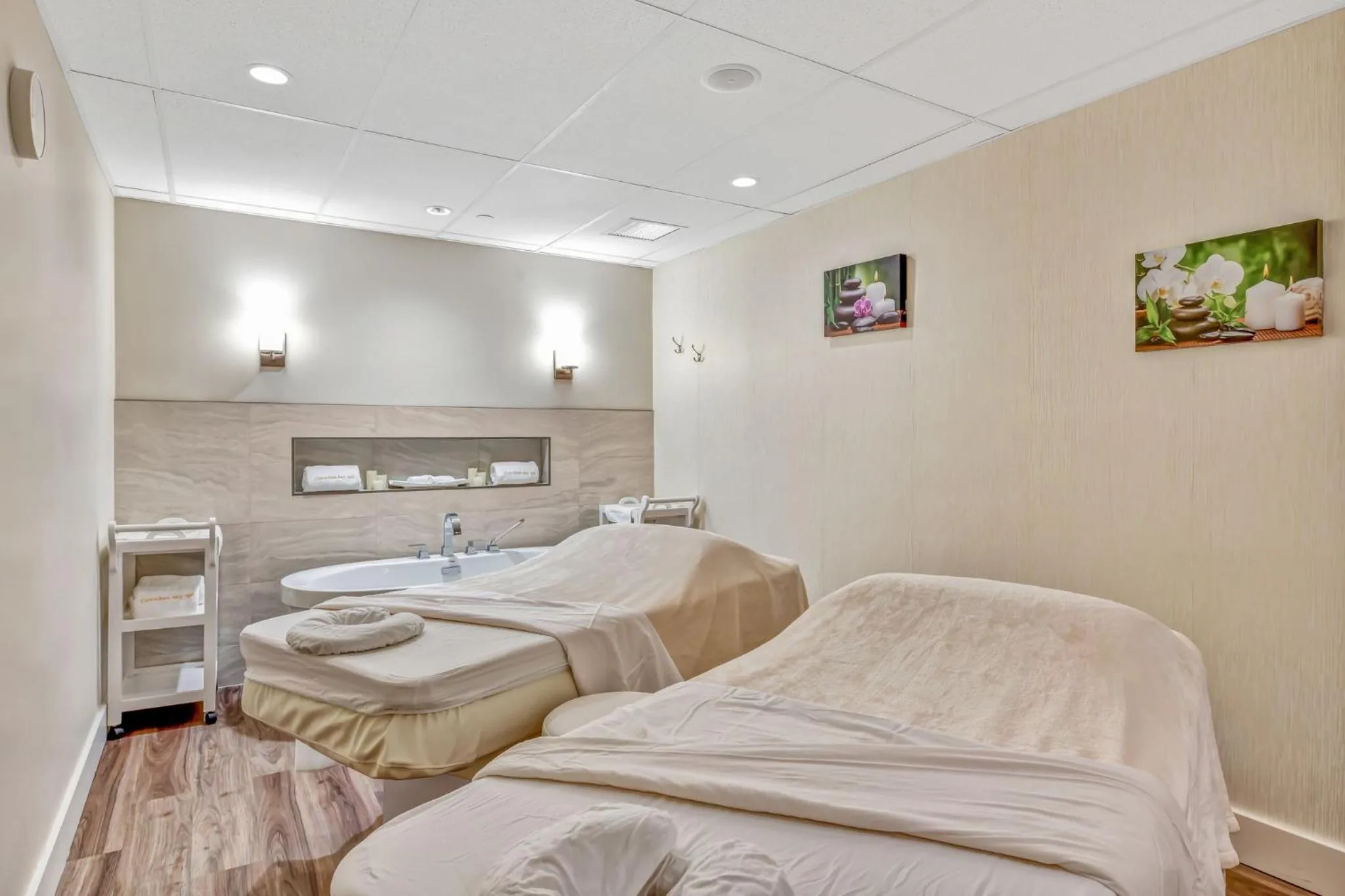 Spa and wellness centre/facilities, Bed in Oceanfront Suites at Cowichan Bay