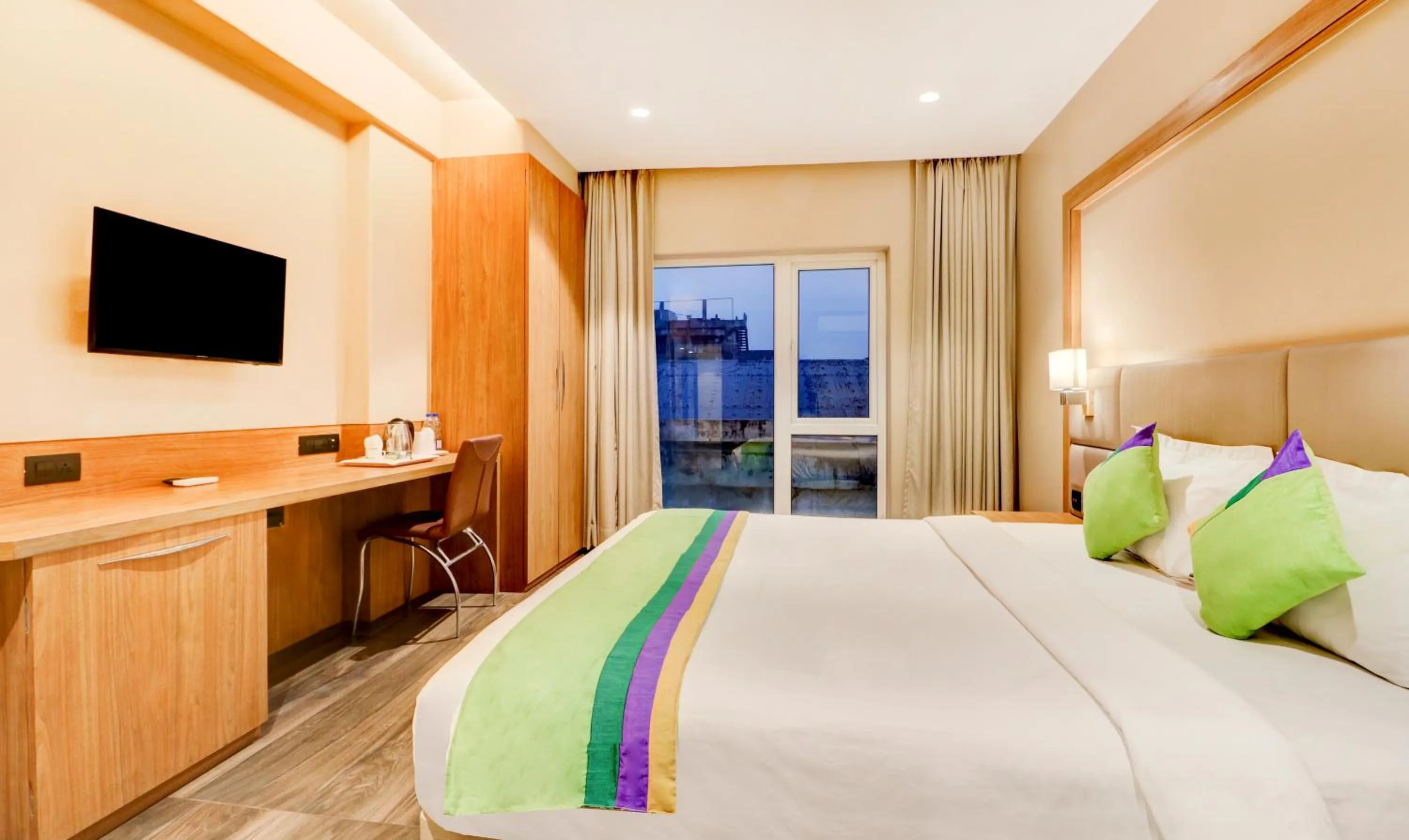 Bedroom, Bed in Treebo Radhe Palace, Lake Town