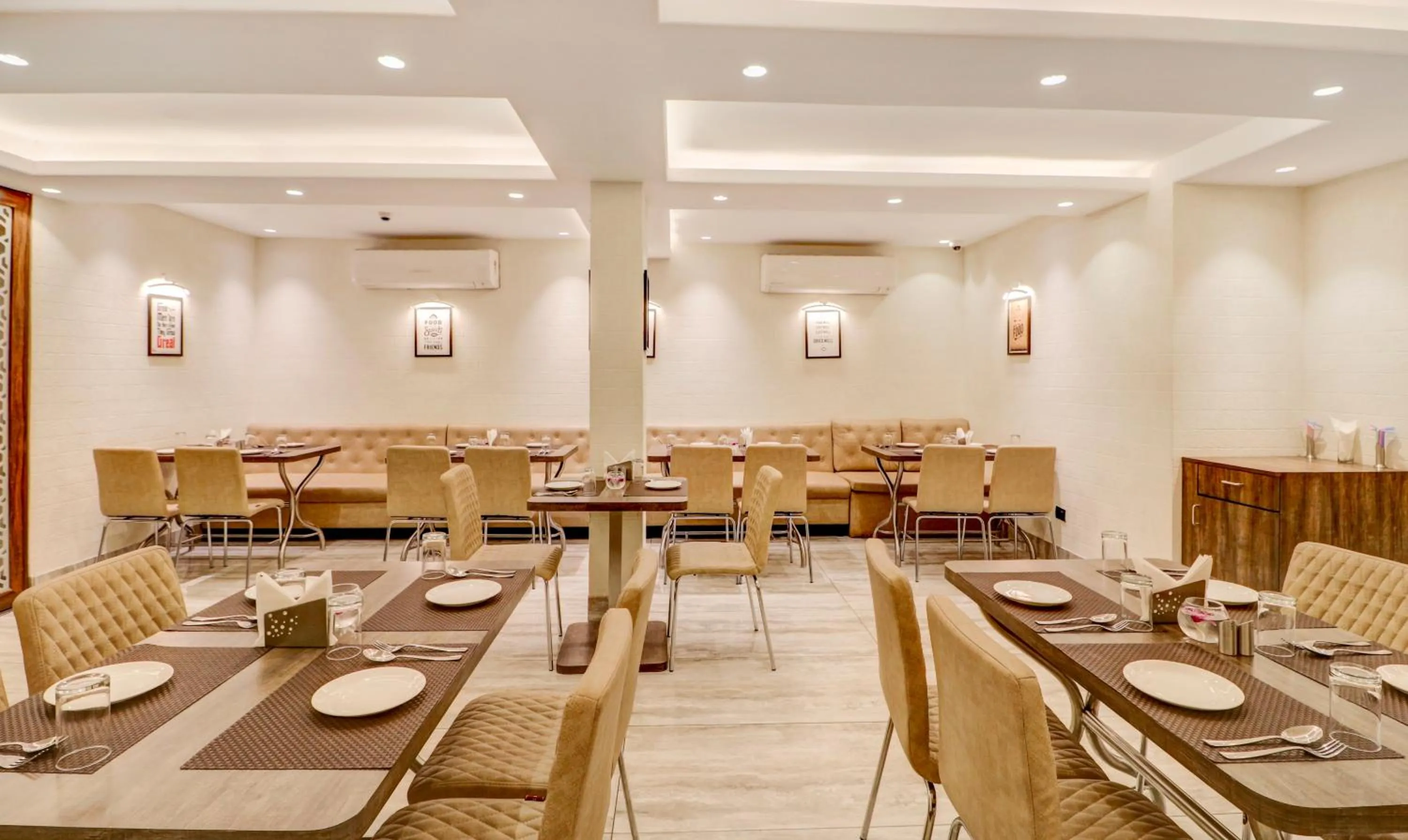 Restaurant/places to eat in Treebo Radhe Palace, Lake Town