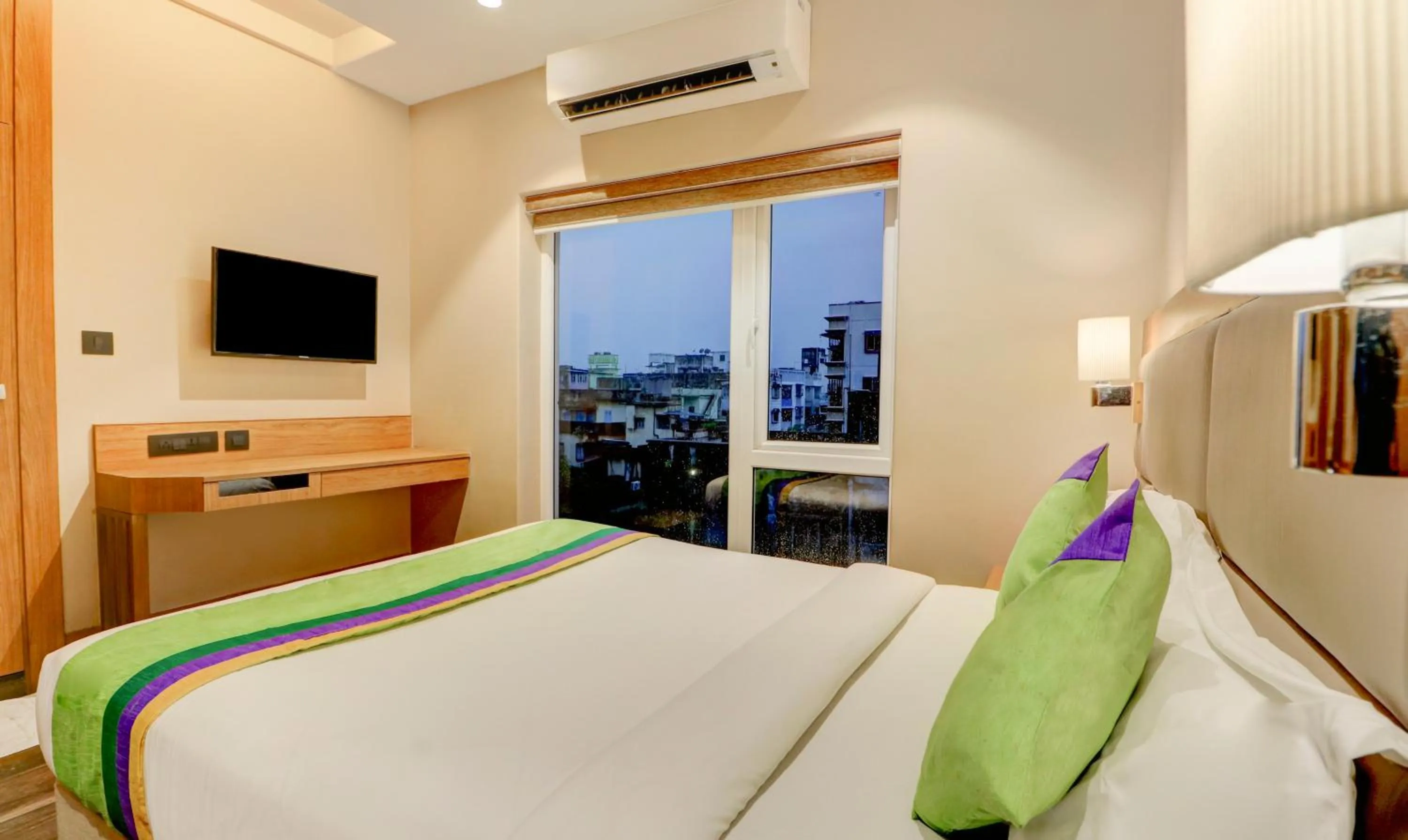 Bedroom, Bed in Treebo Radhe Palace, Lake Town