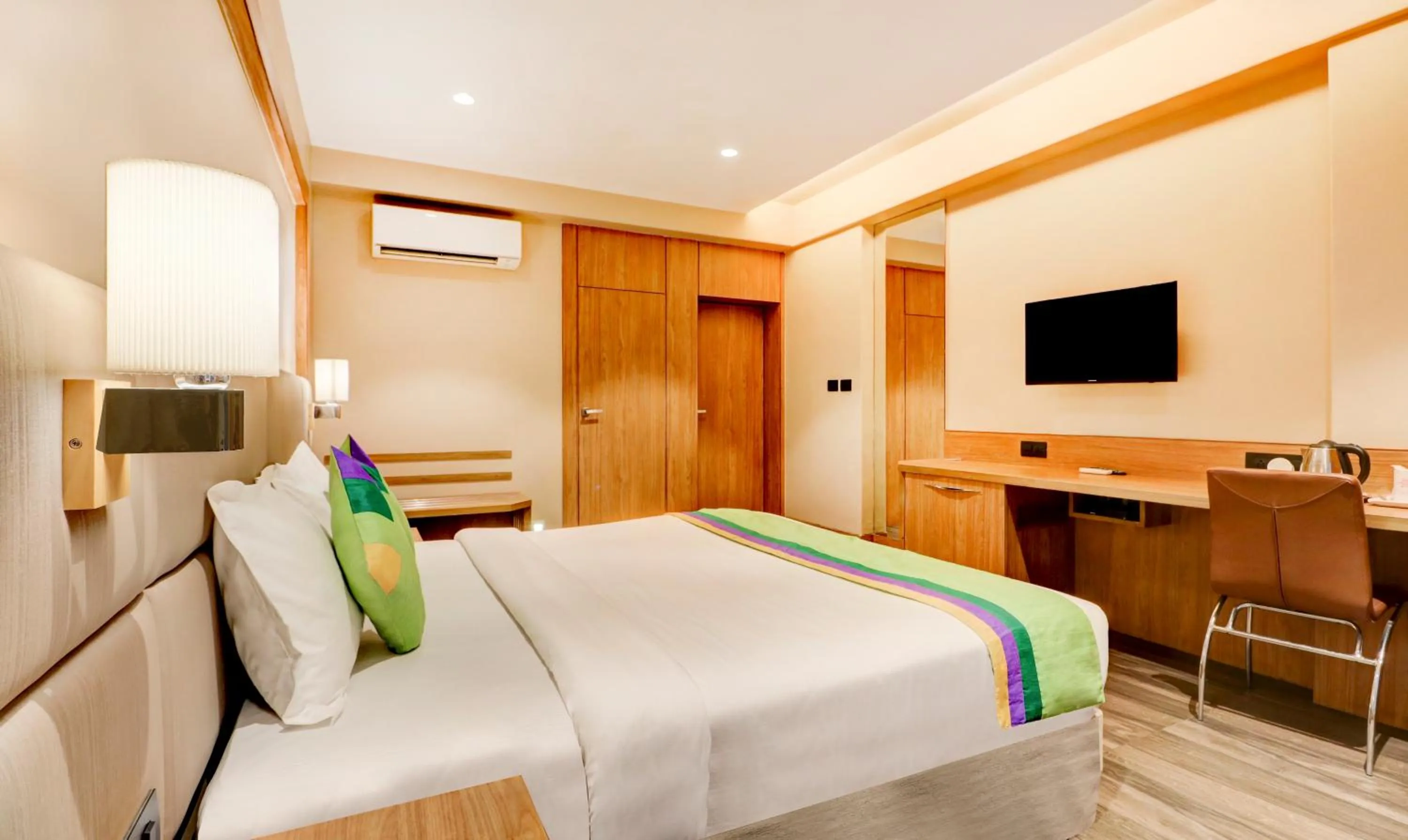 Bedroom, Bed in Treebo Radhe Palace, Lake Town