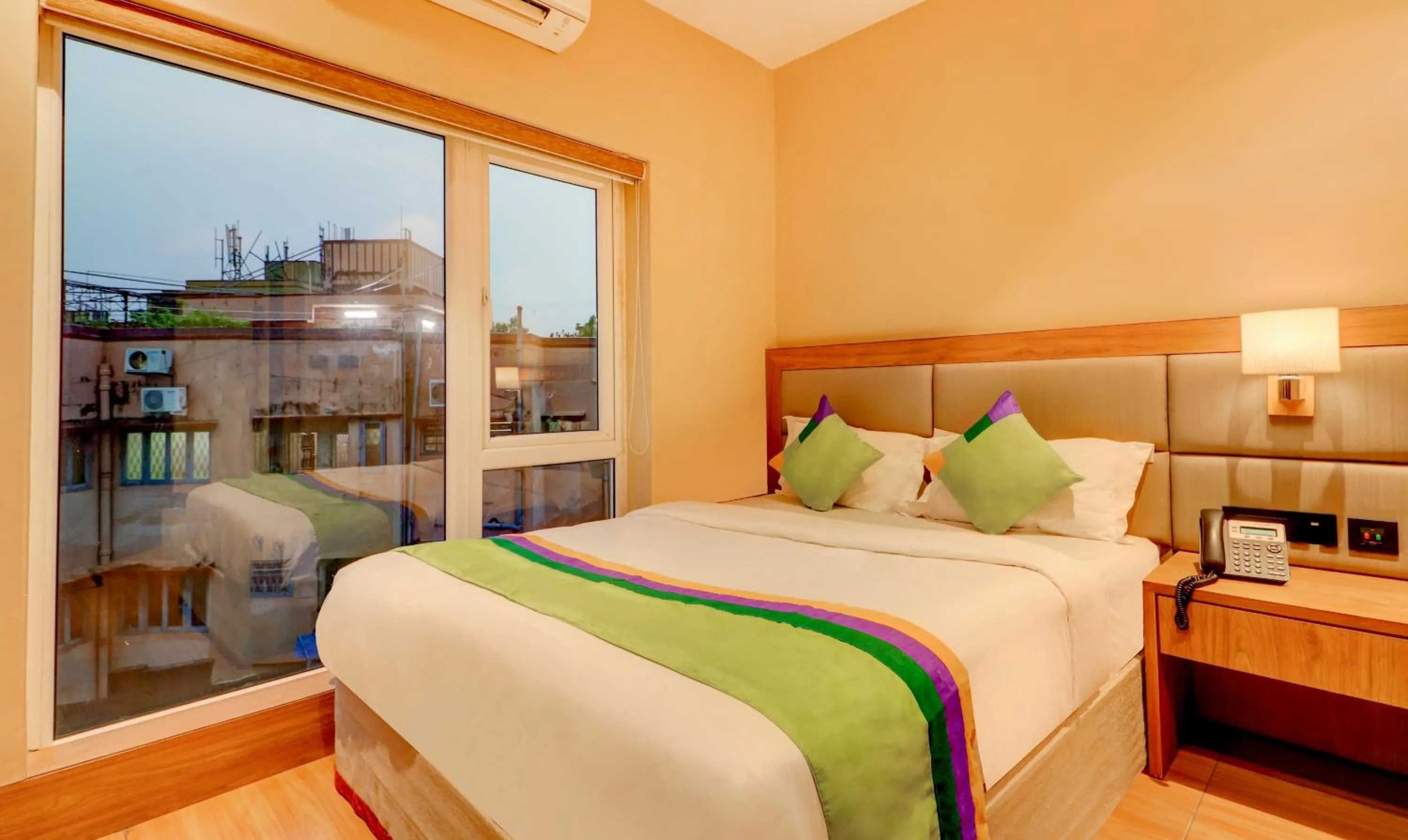 Bedroom, Bed in Treebo Radhe Palace, Lake Town