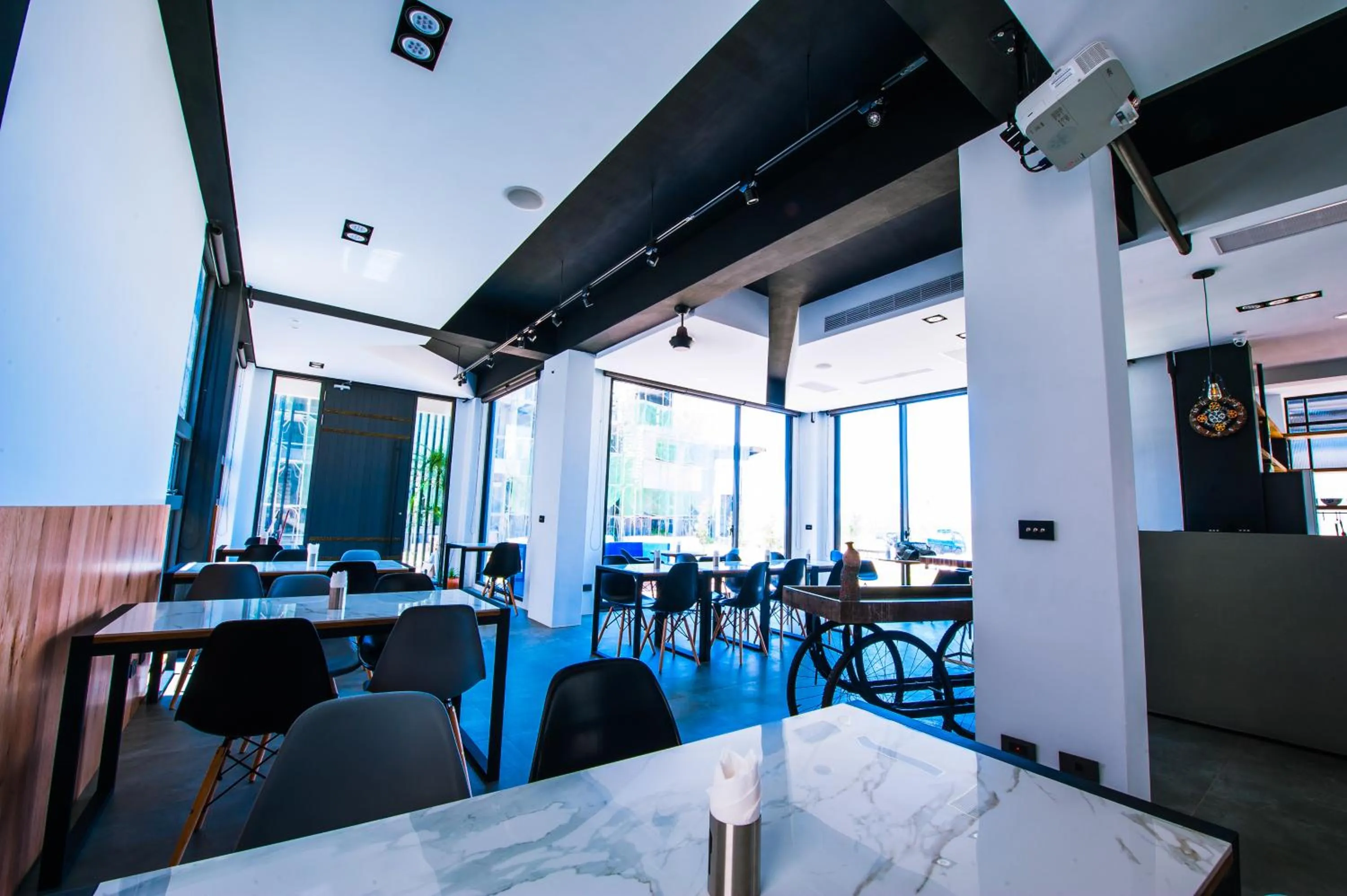 Restaurant/places to eat in Pathway Inn