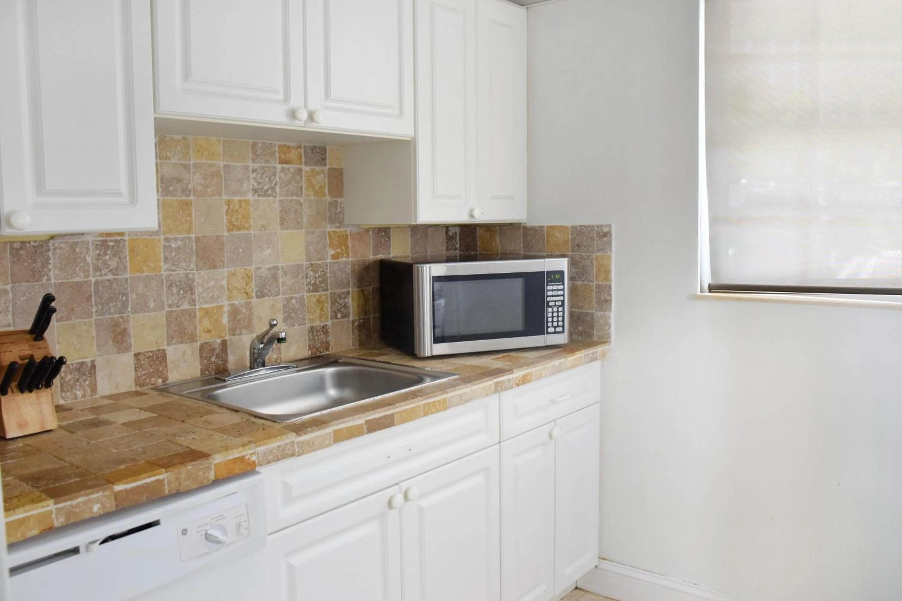 Kitchen or kitchenette in Coral Reef at Key Biscayne