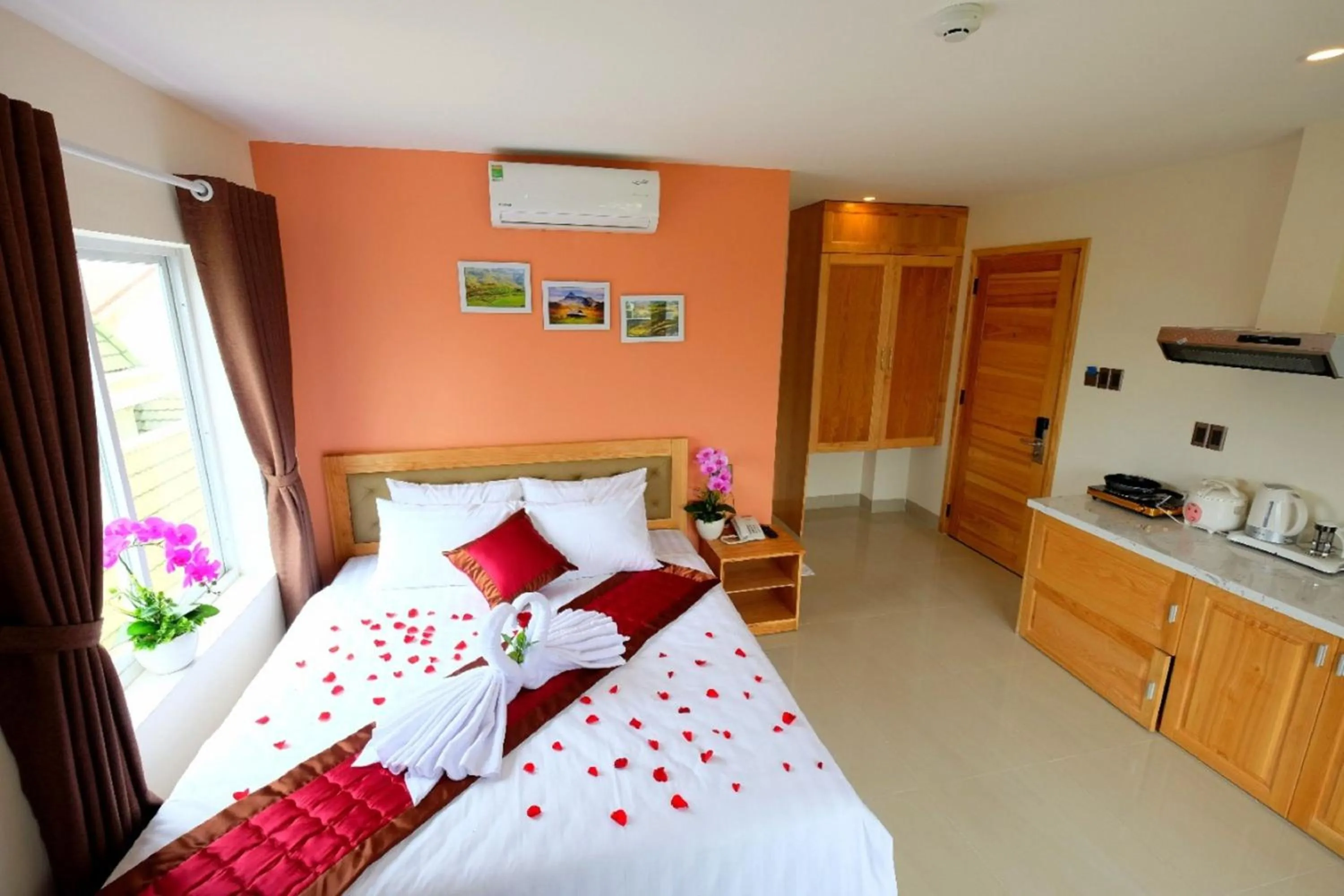 Bedroom, Bed in Marigold Hotel & Apartment