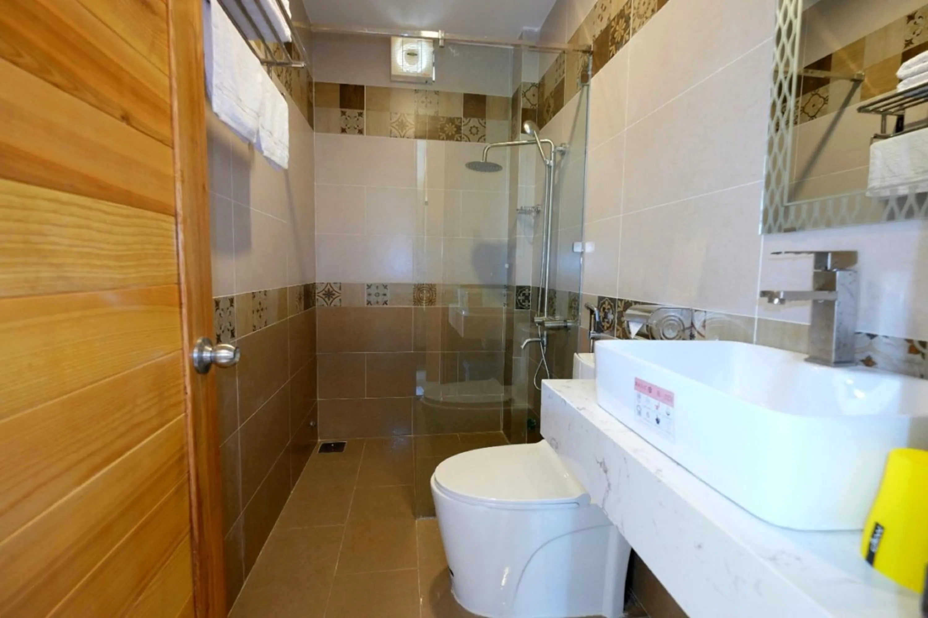 Shower in Marigold Hotel & Apartment