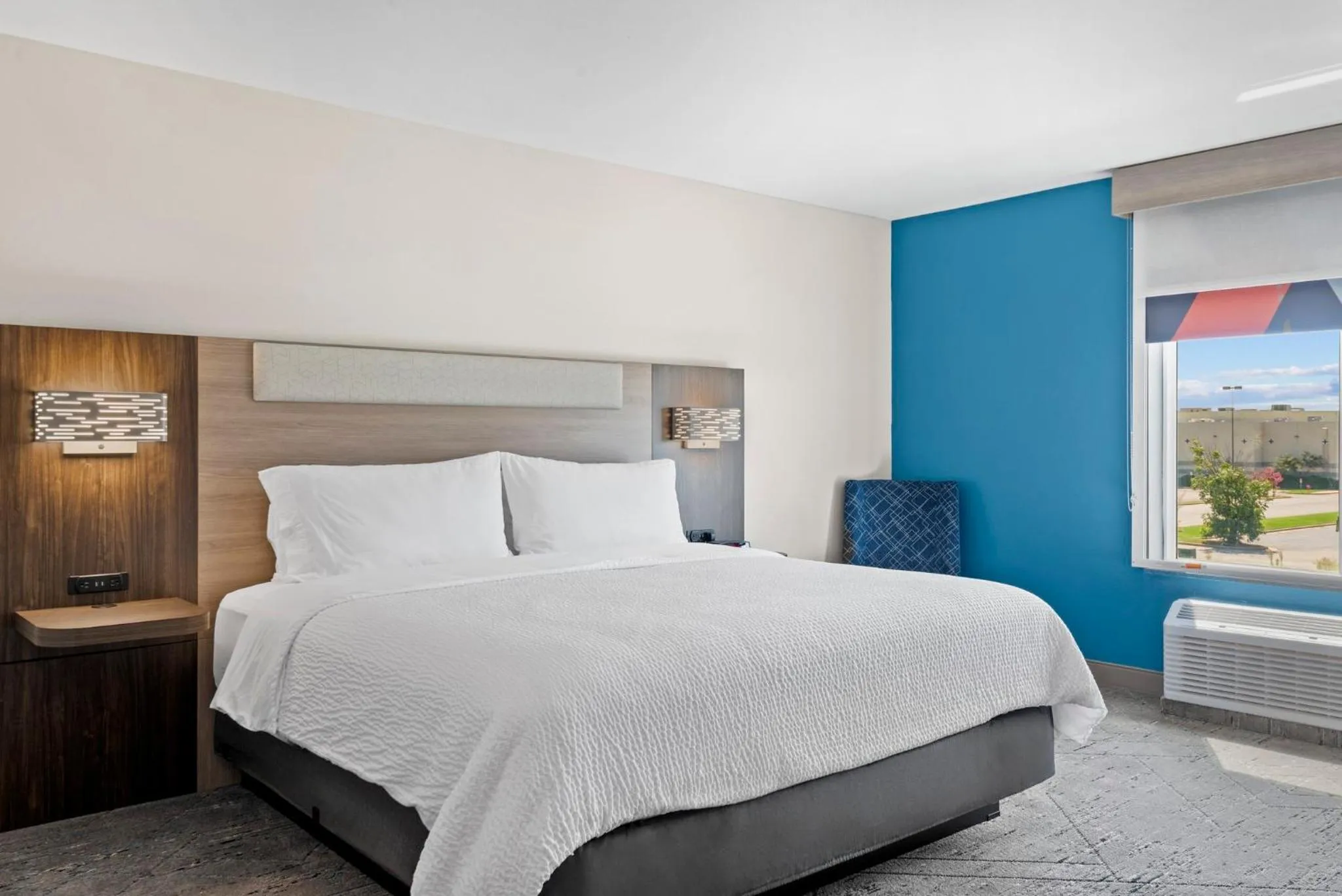 Photo of the whole room, Bed in Holiday Inn Express Tulsa South Bixby by IHG