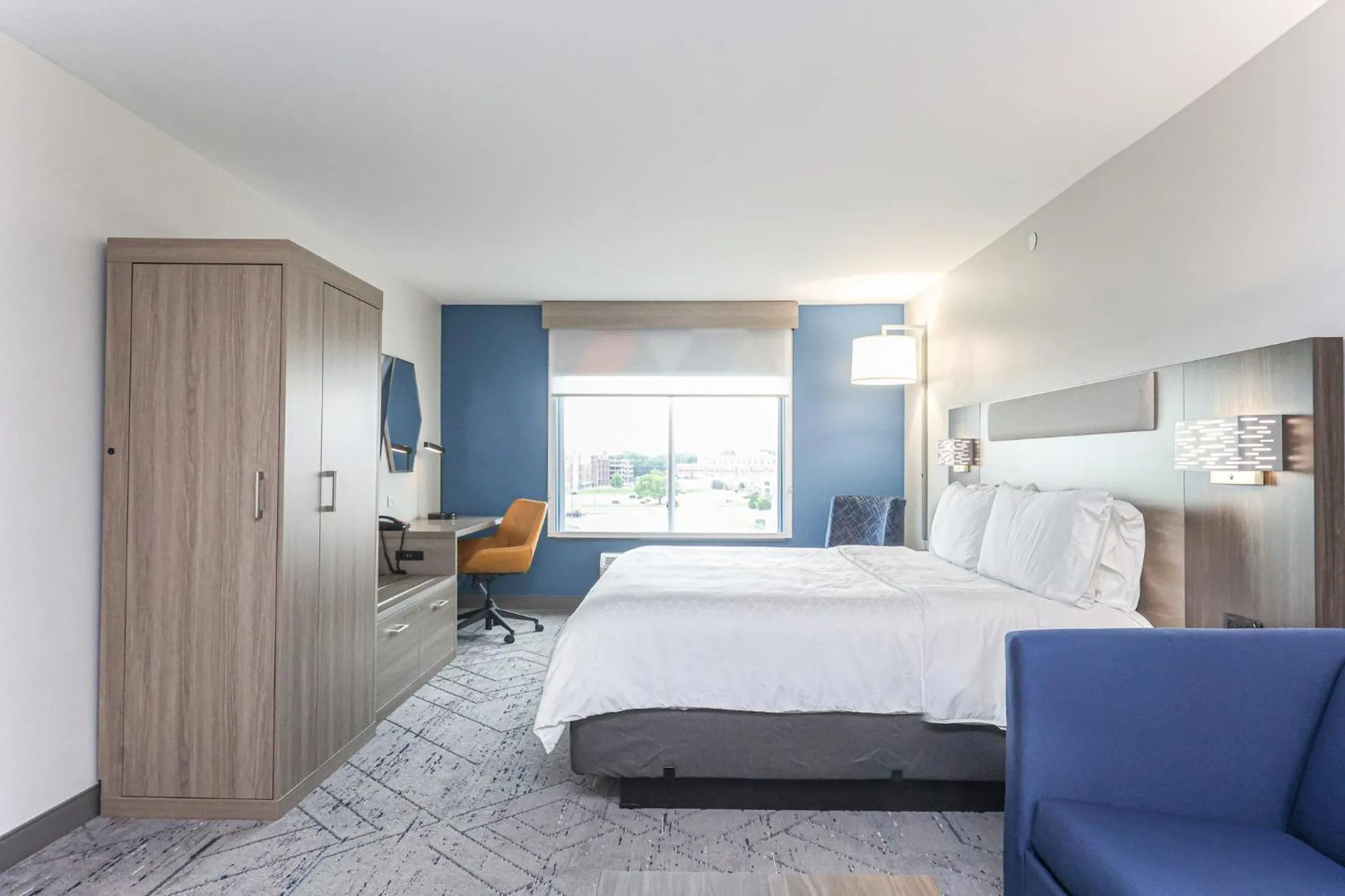 Photo of the whole room, Bed in Holiday Inn Express Tulsa South Bixby by IHG