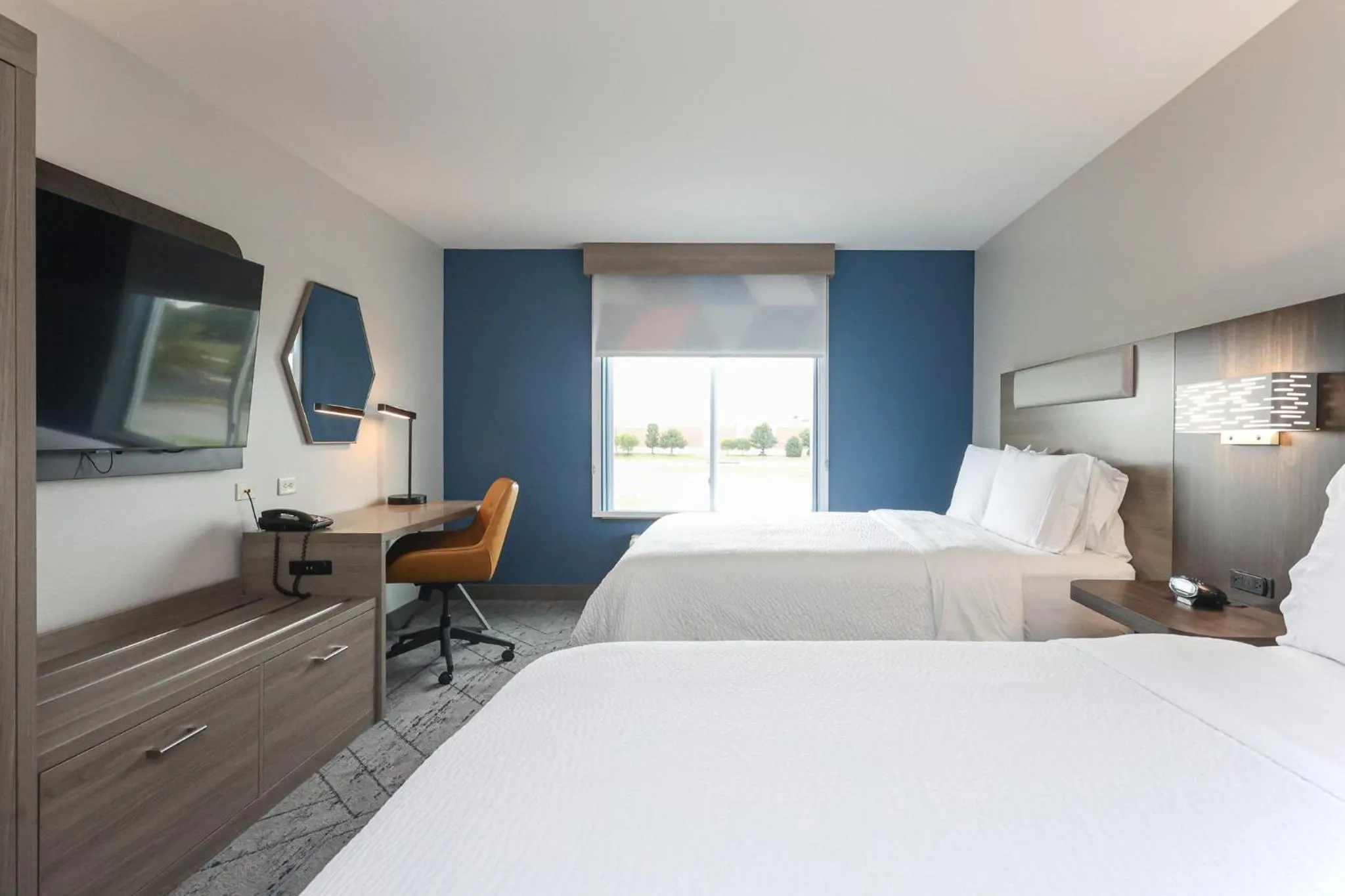 Photo of the whole room, Bed in Holiday Inn Express Tulsa South Bixby by IHG