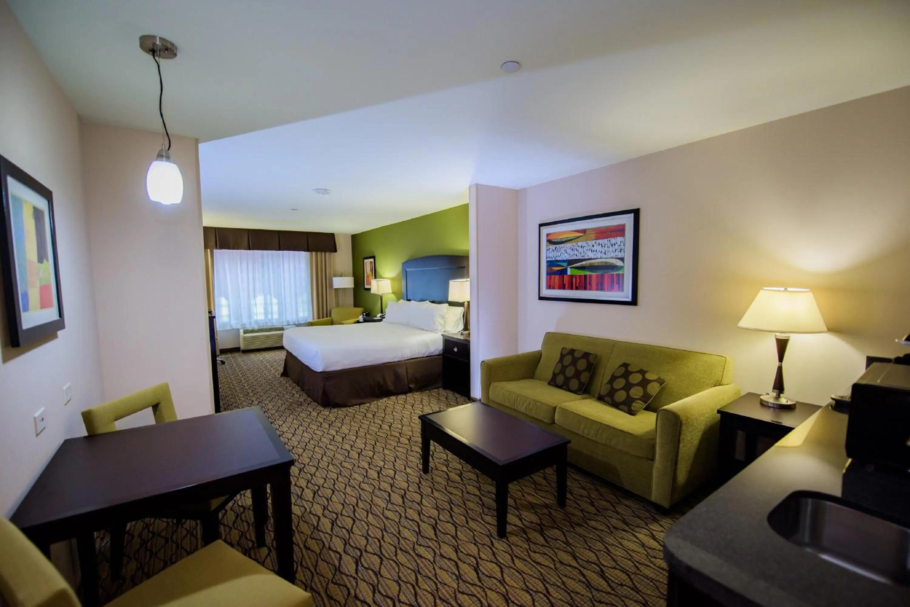 Photo of the whole room, Bed in Holiday Inn Express Tulsa South Bixby by IHG