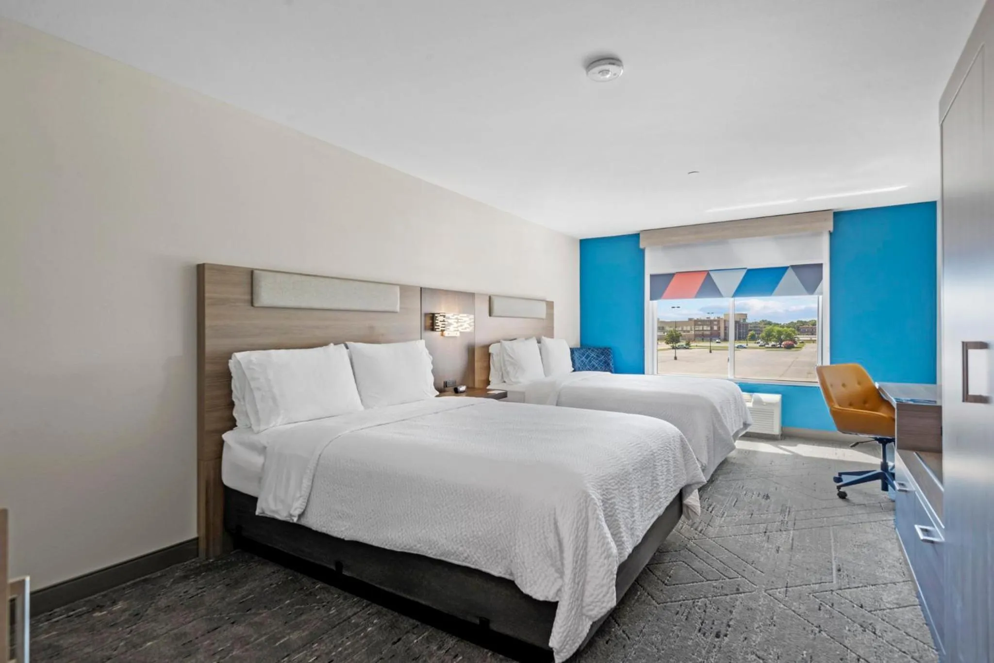 Photo of the whole room, Bed in Holiday Inn Express Tulsa South Bixby by IHG