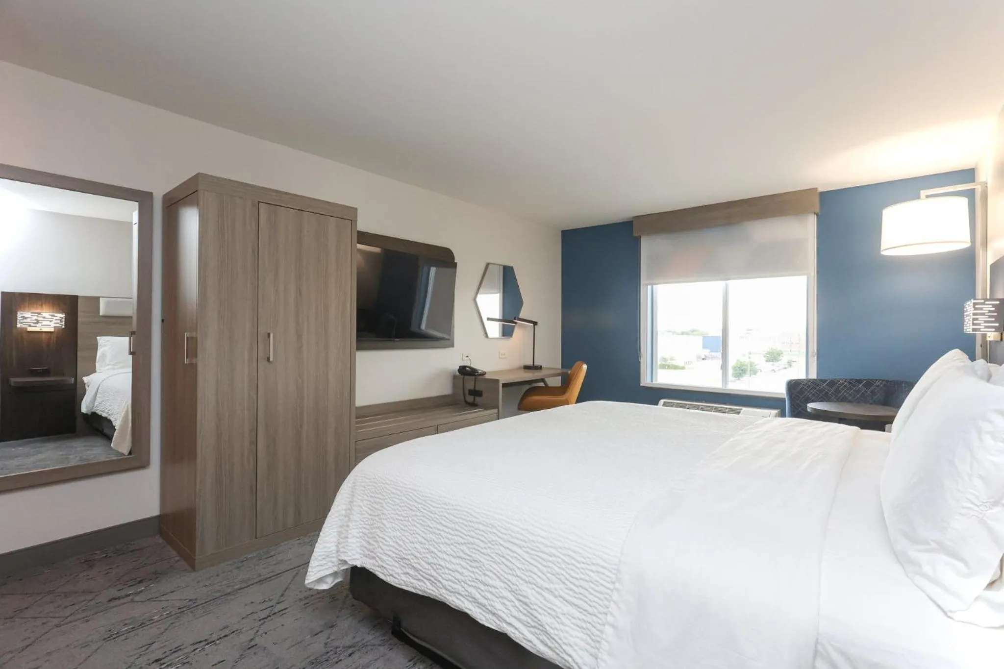 Photo of the whole room, Bed in Holiday Inn Express Tulsa South Bixby by IHG