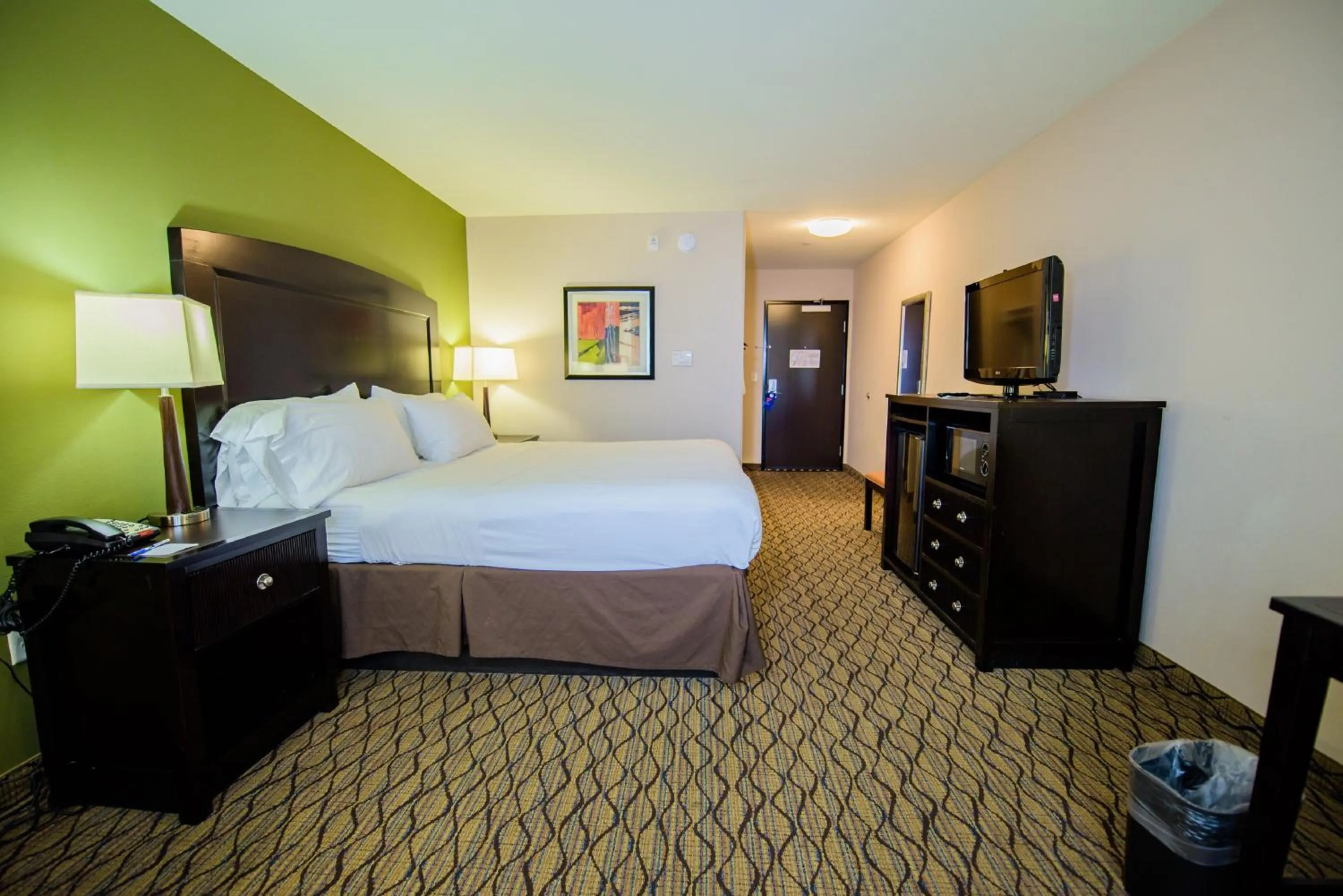 Photo of the whole room, Bed in Holiday Inn Express Tulsa South Bixby by IHG