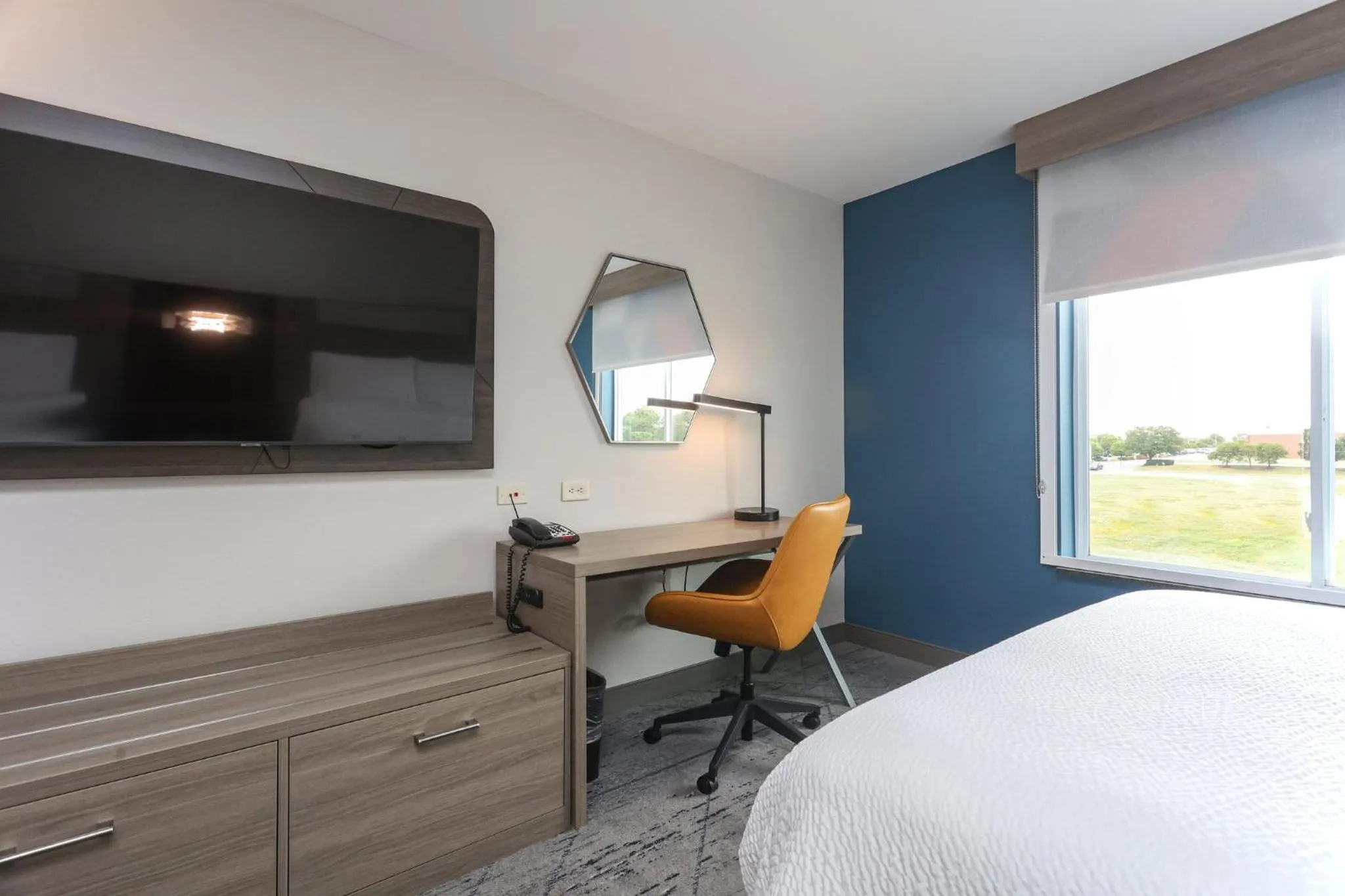 Photo of the whole room, Bed in Holiday Inn Express Tulsa South Bixby by IHG