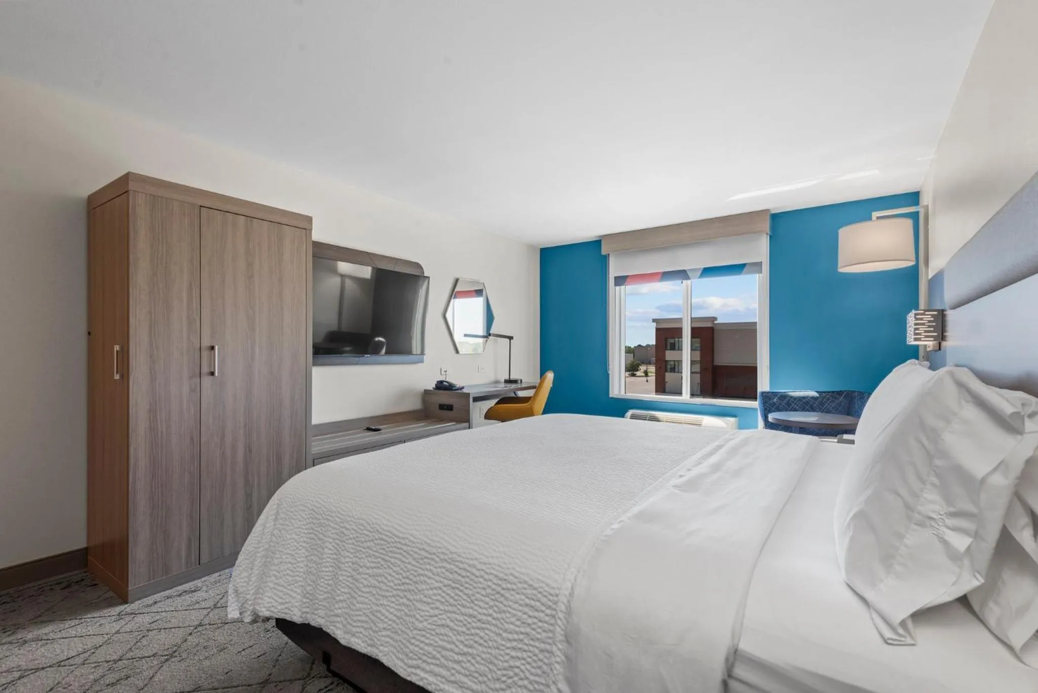 Photo of the whole room, Bed in Holiday Inn Express Tulsa South Bixby by IHG