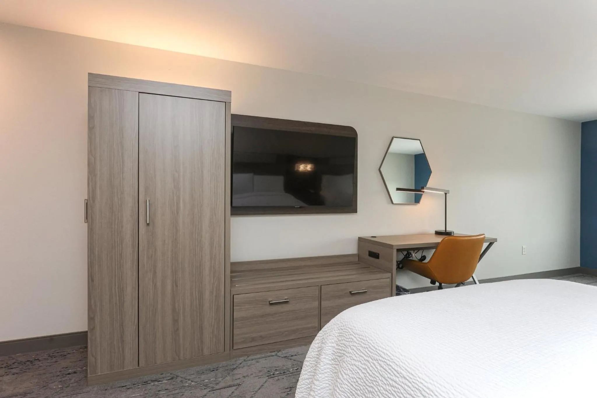 Photo of the whole room, Bed in Holiday Inn Express Tulsa South Bixby by IHG