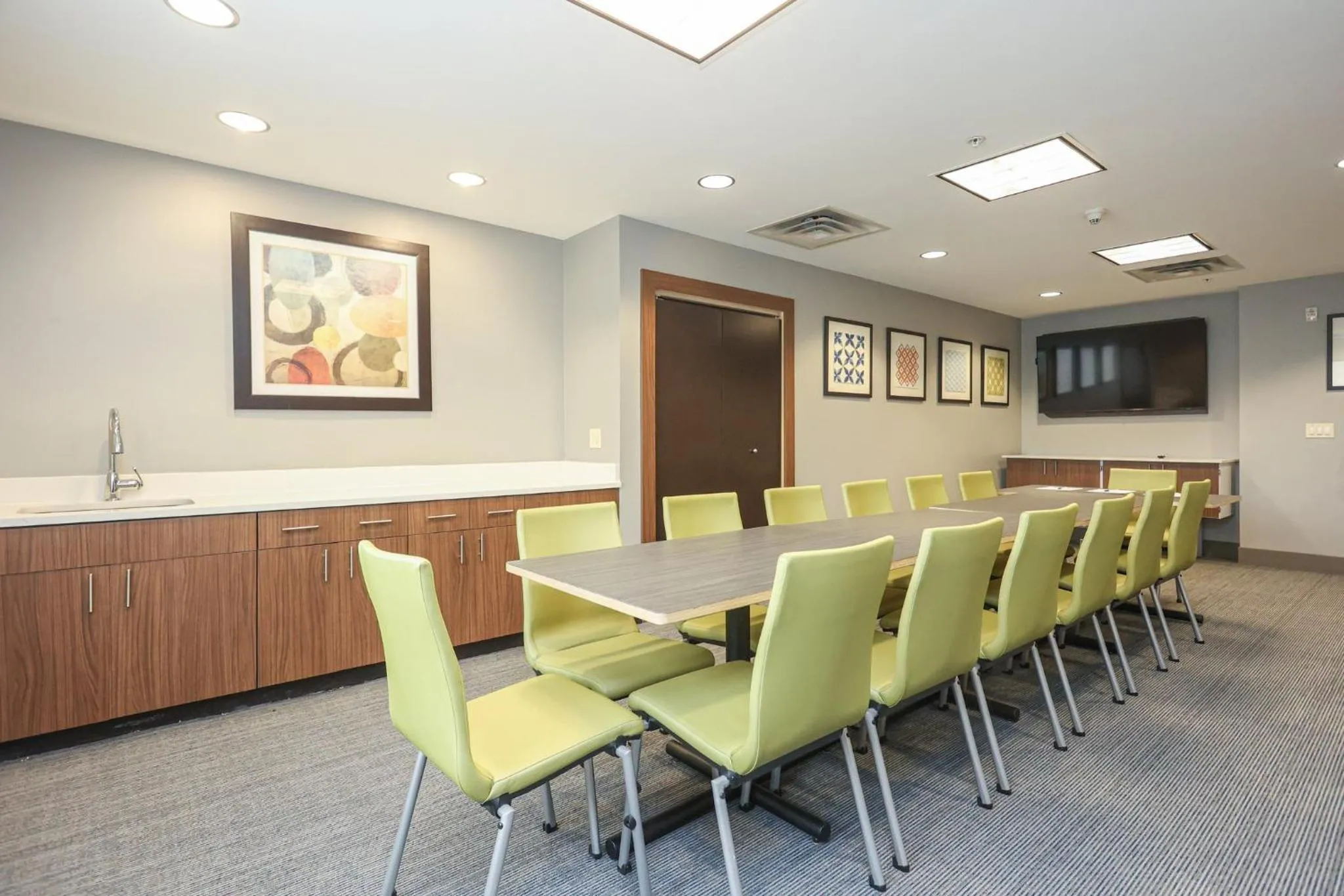 Meeting/conference room in Holiday Inn Express Tulsa South Bixby by IHG