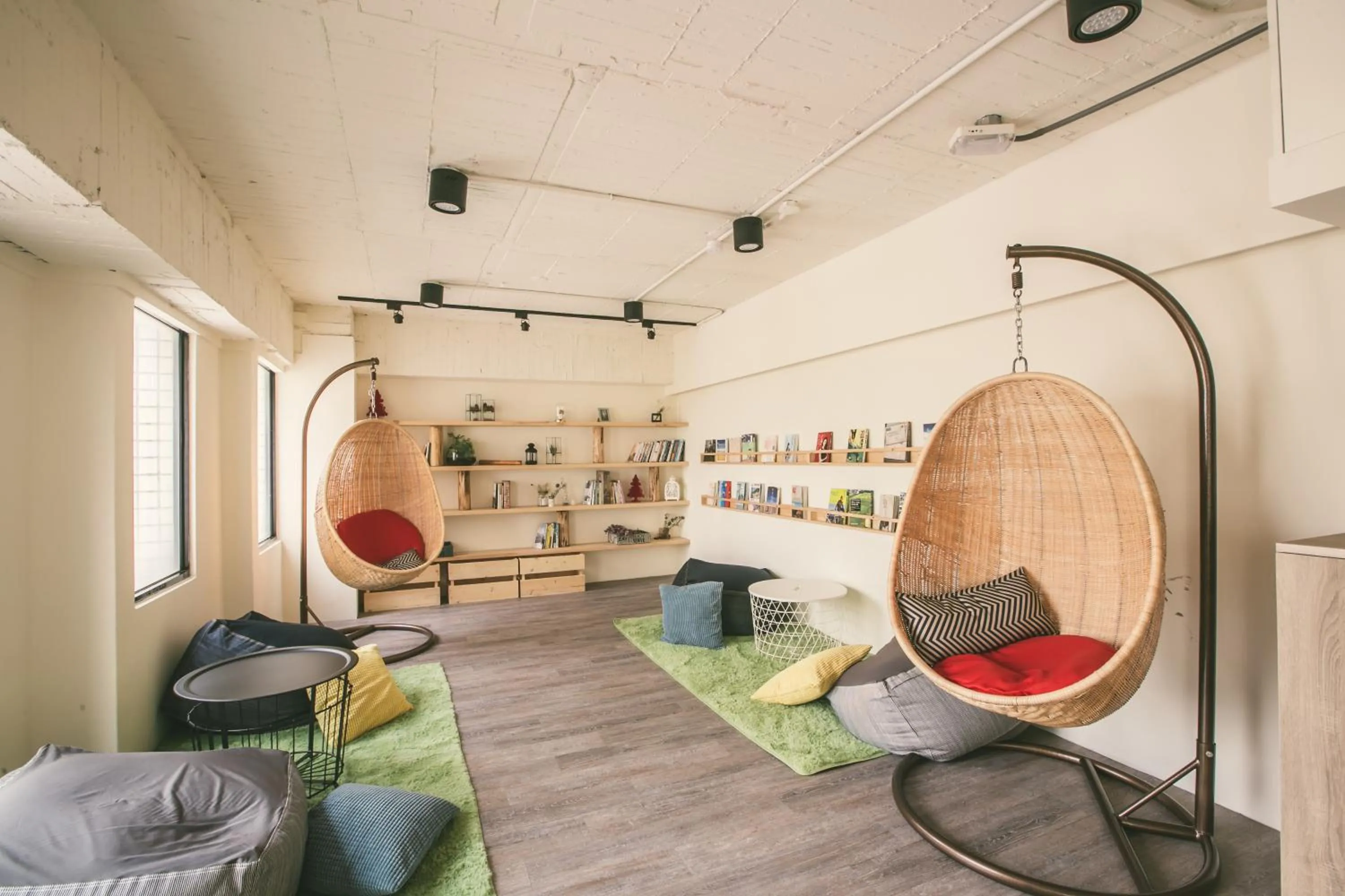 Library in Stray Birds Taichung Hostel