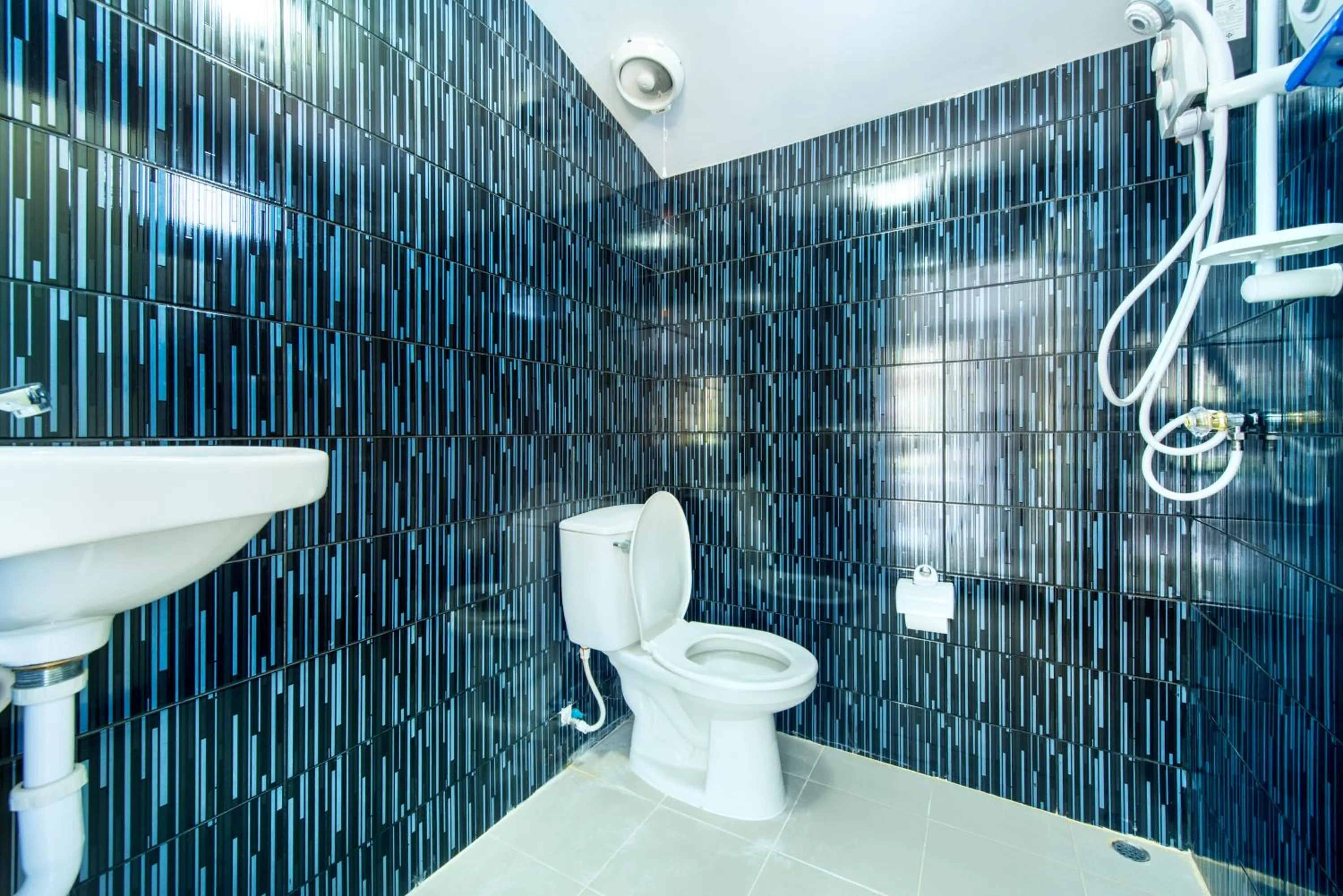 Bathroom in Ivy Cottage by Qiu