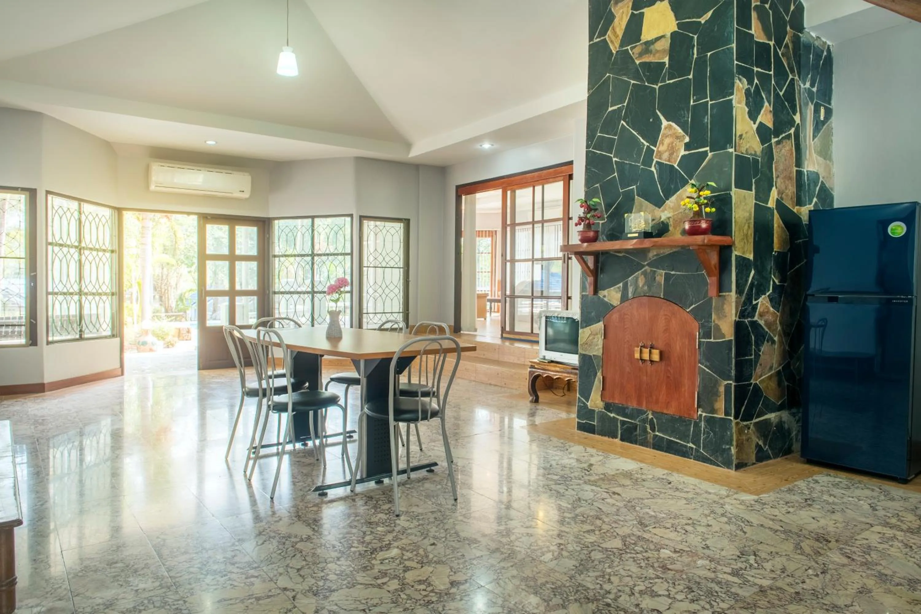 Living room in Ivy Cottage by Qiu