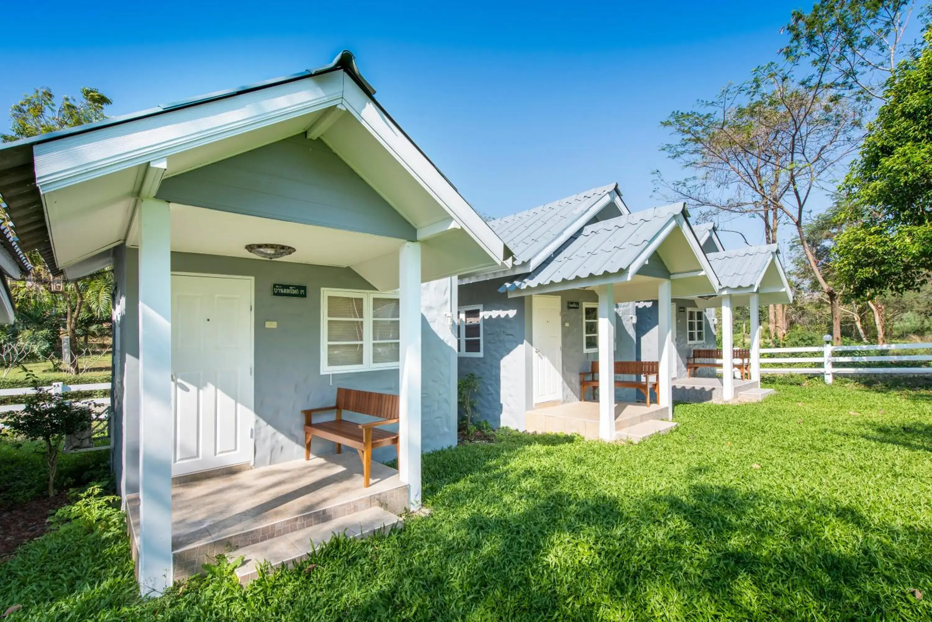 Cottage with Garden View in Ivy Cottage by Qiu Cottage with Garden View in Ivy Cottage by Qiu