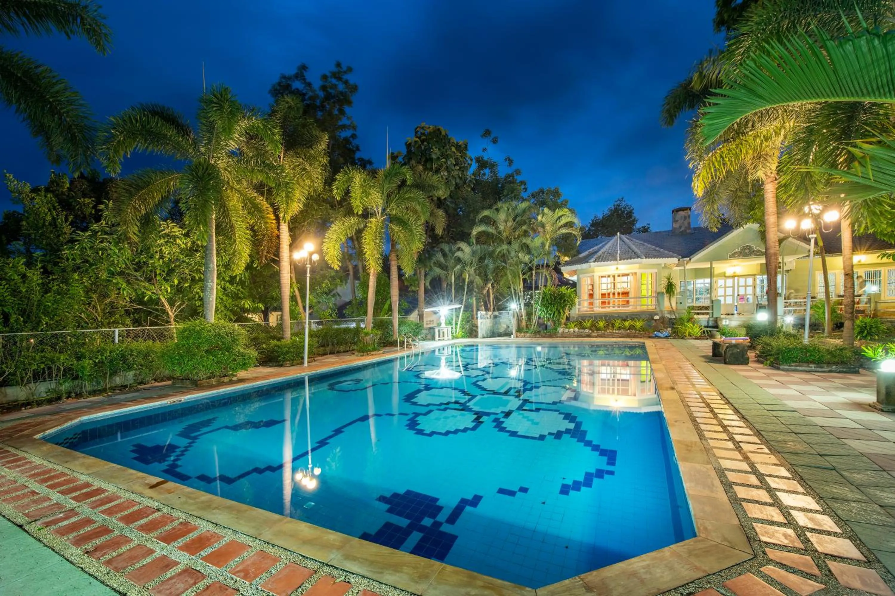 Swimming pool in Ivy Cottage by Qiu