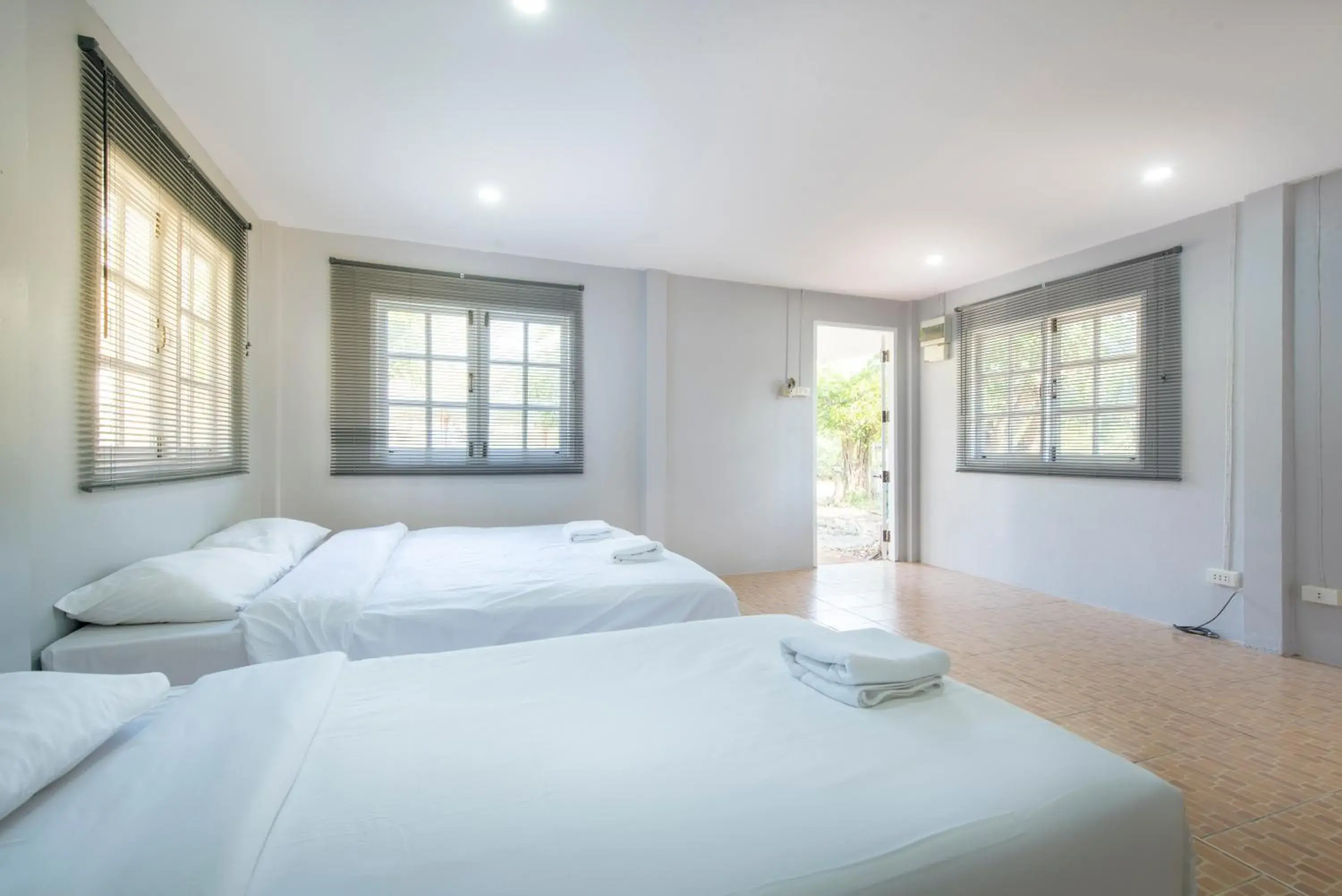 Family Bungalow in Ivy Cottage by Qiu Family Bungalow in Ivy Cottage by Qiu