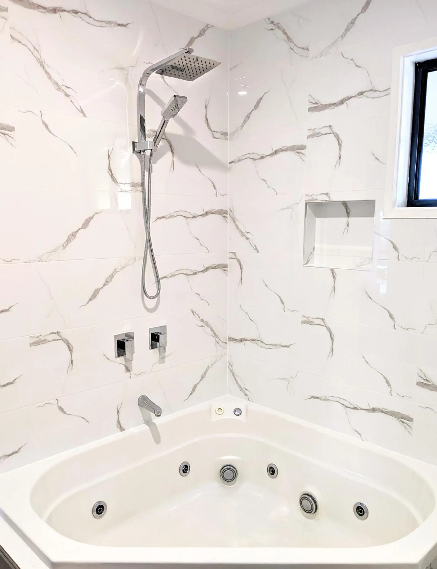 Bathroom in Seaview Motel & Apartments