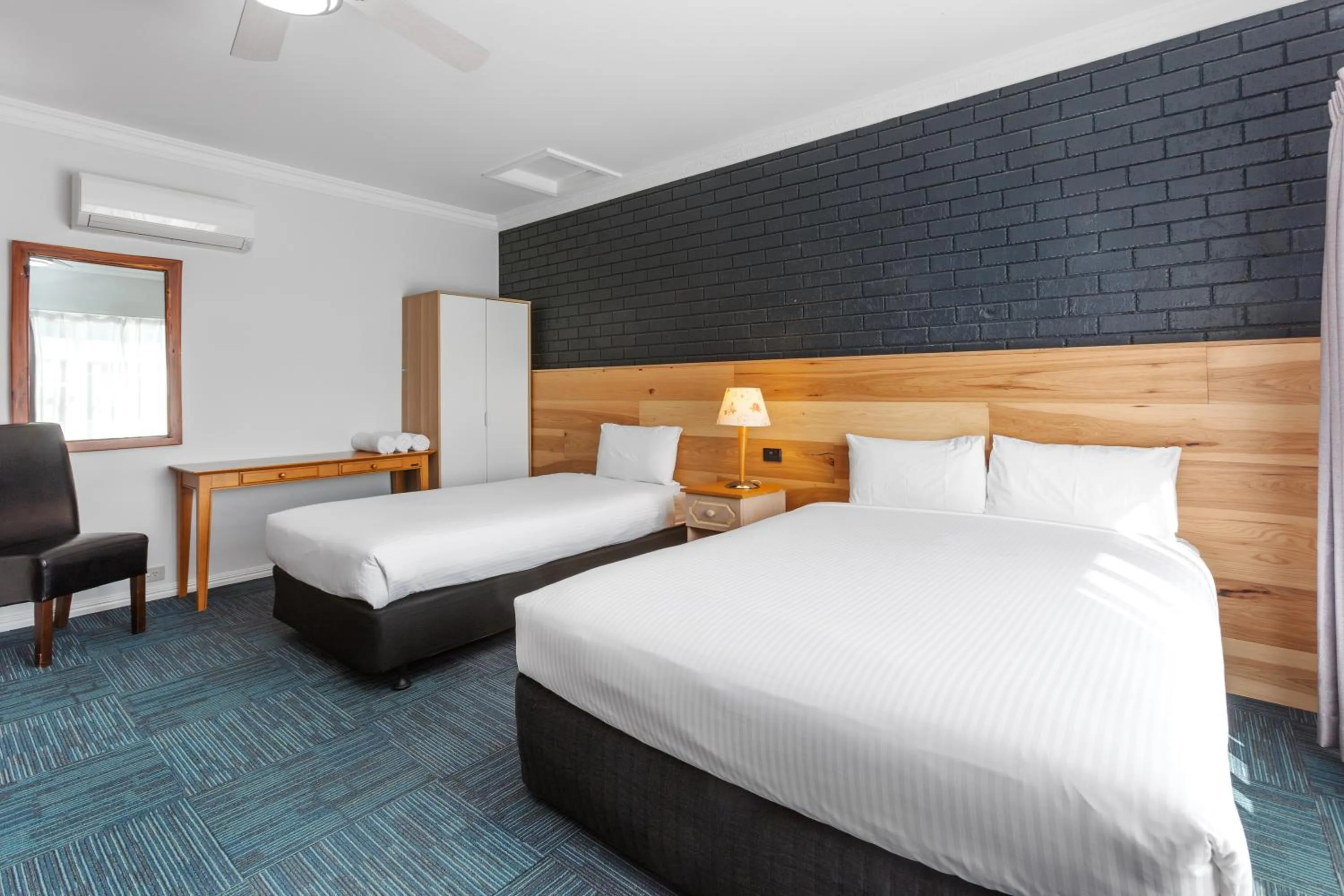 Bedroom, Bed in The International Motel Apollo Bay