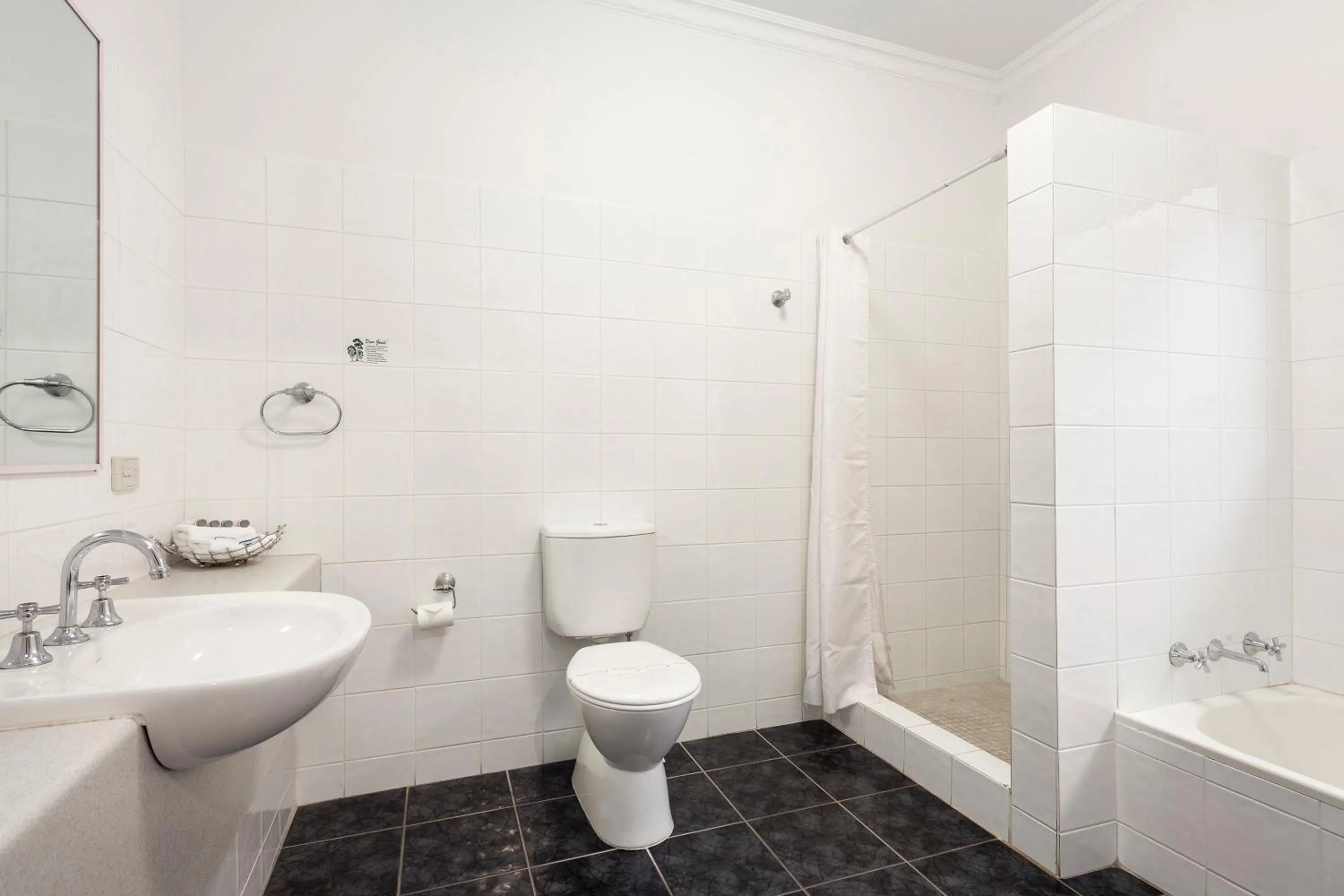 Shower in The International Motel Apollo Bay