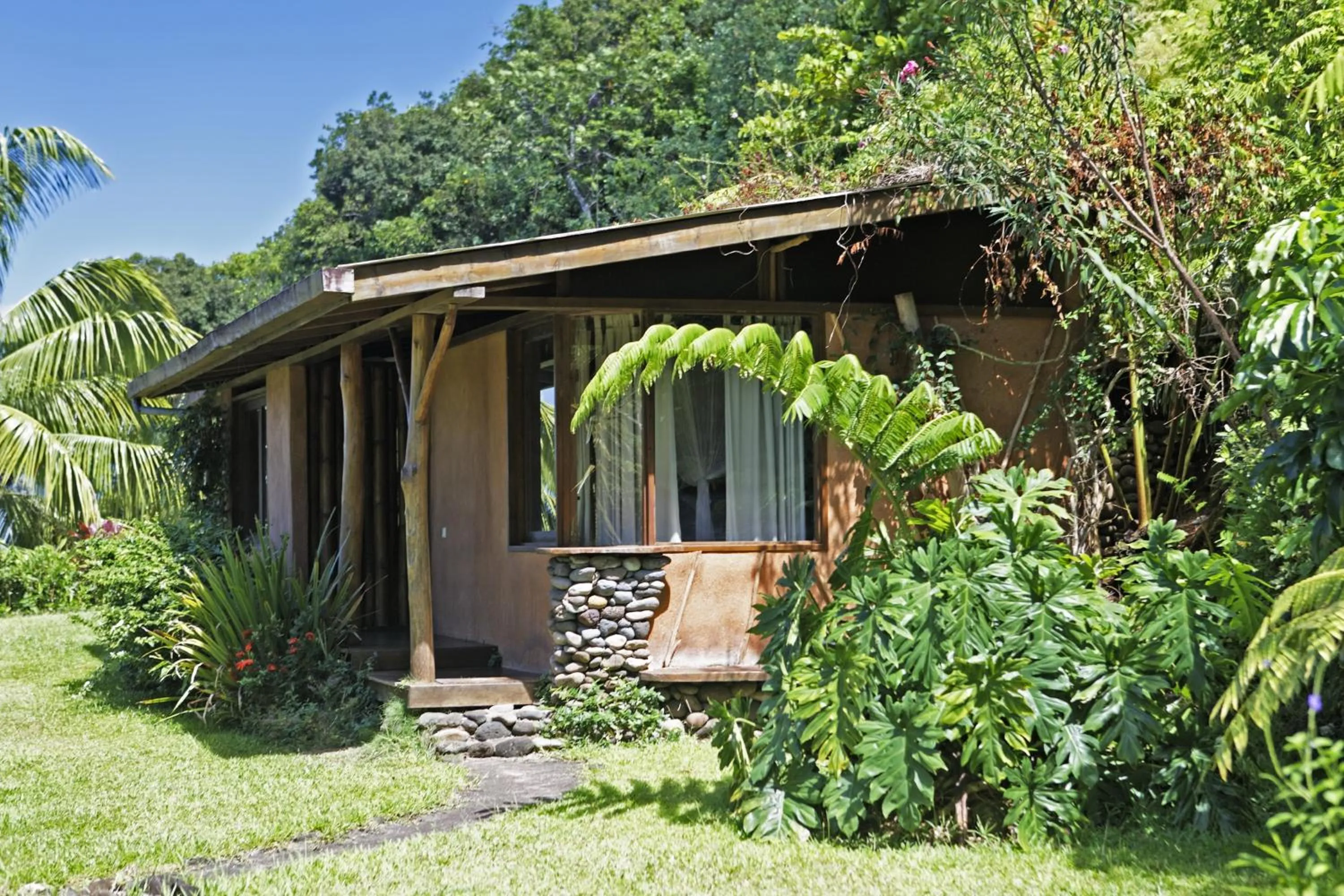 Facade/entrance in Vanira Lodge