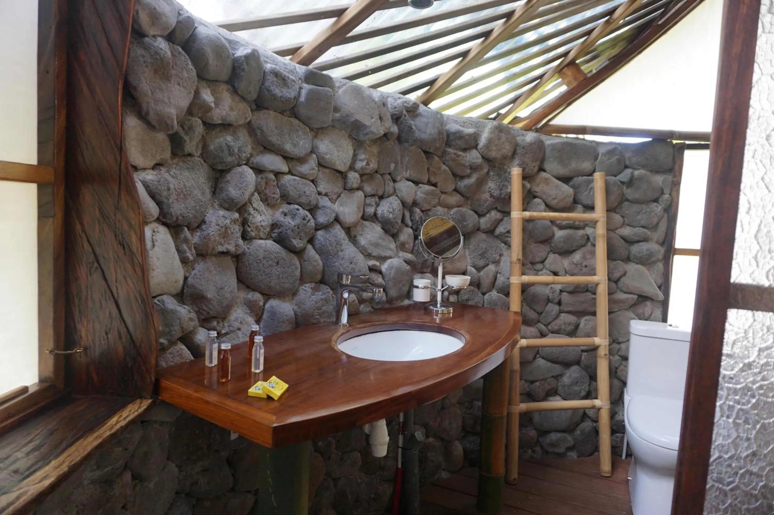 Bathroom in Vanira Lodge