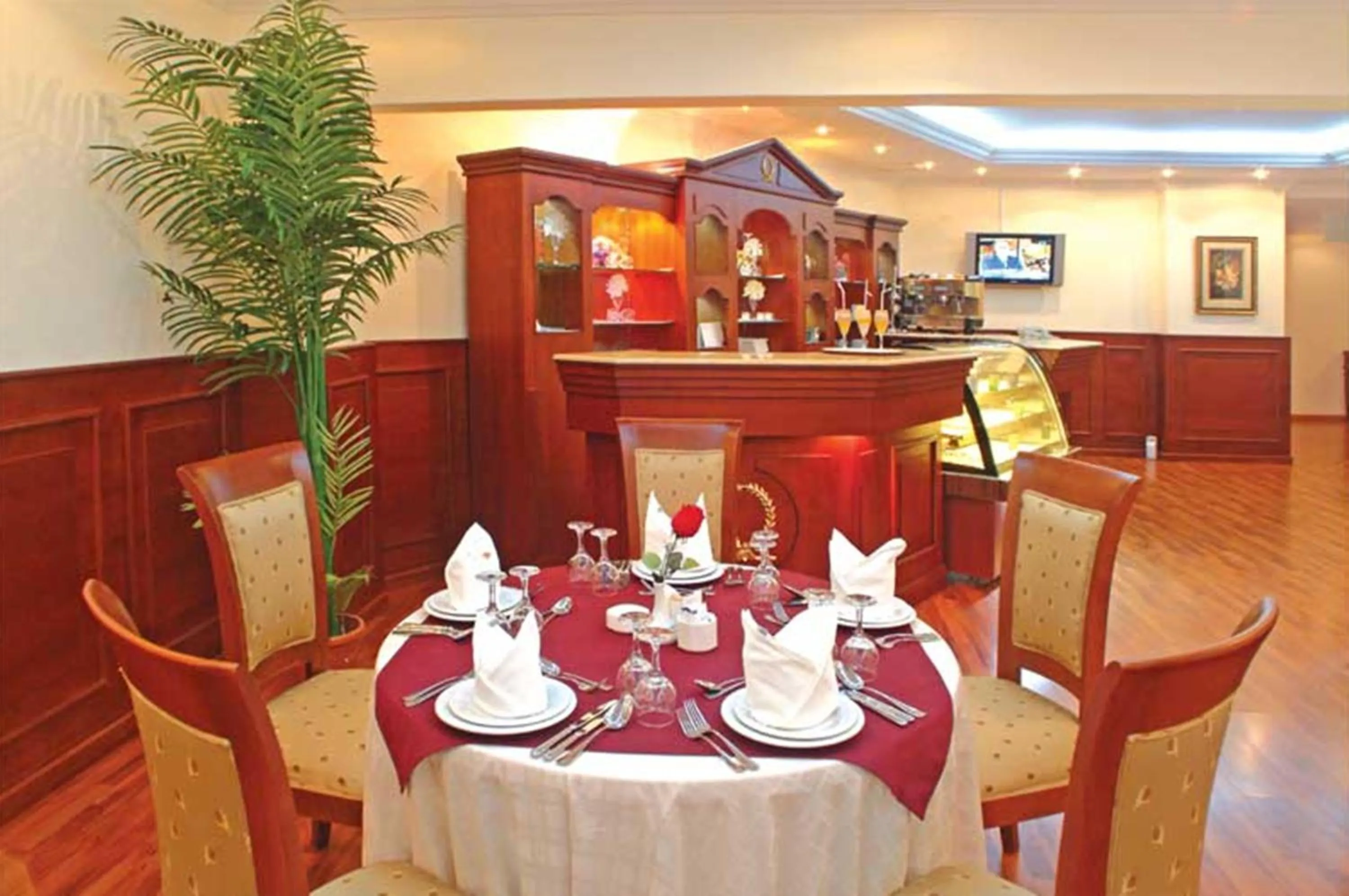 Restaurant/places to eat in Royal Casablanca
