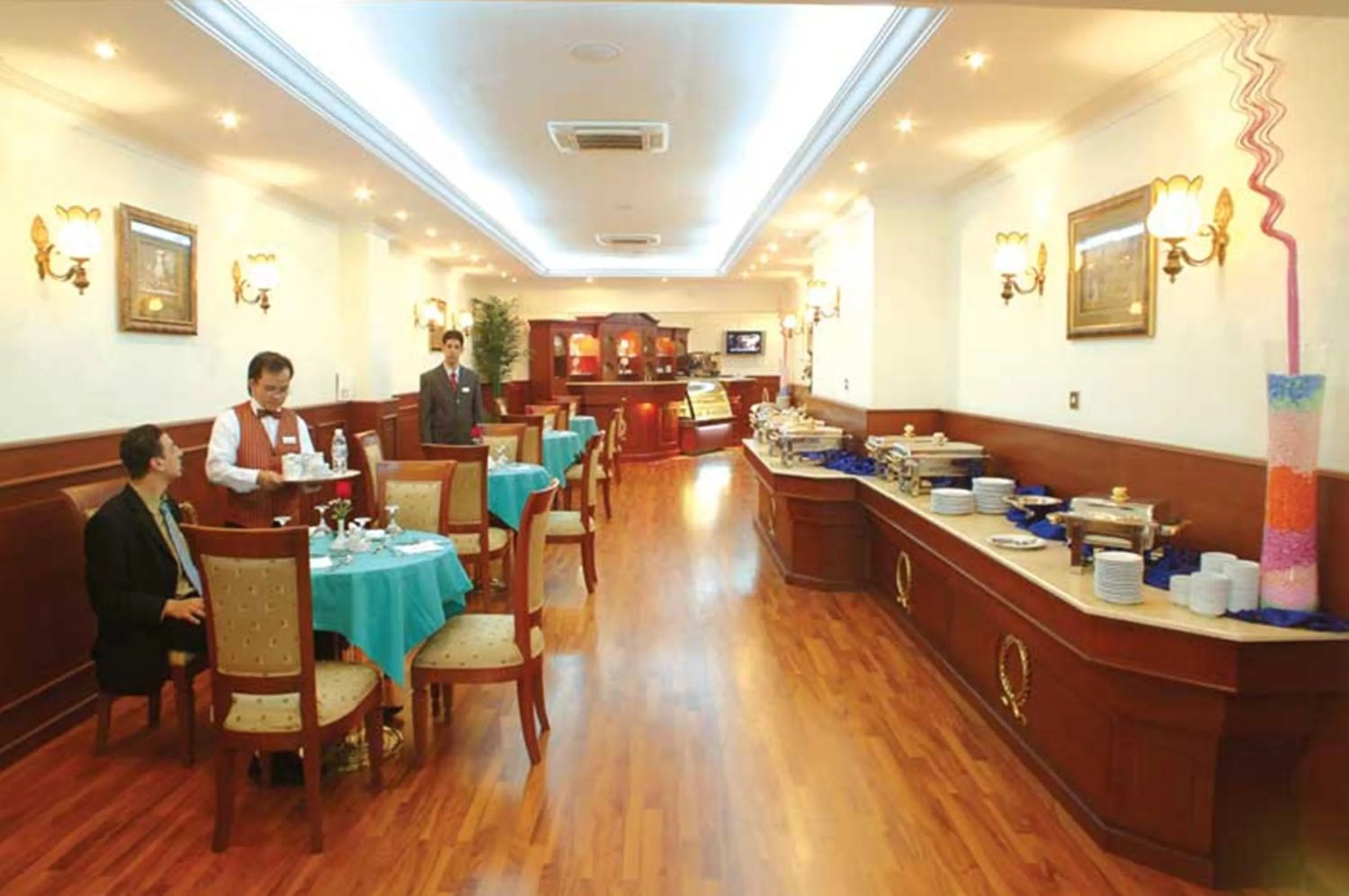 Restaurant/places to eat in Royal Casablanca