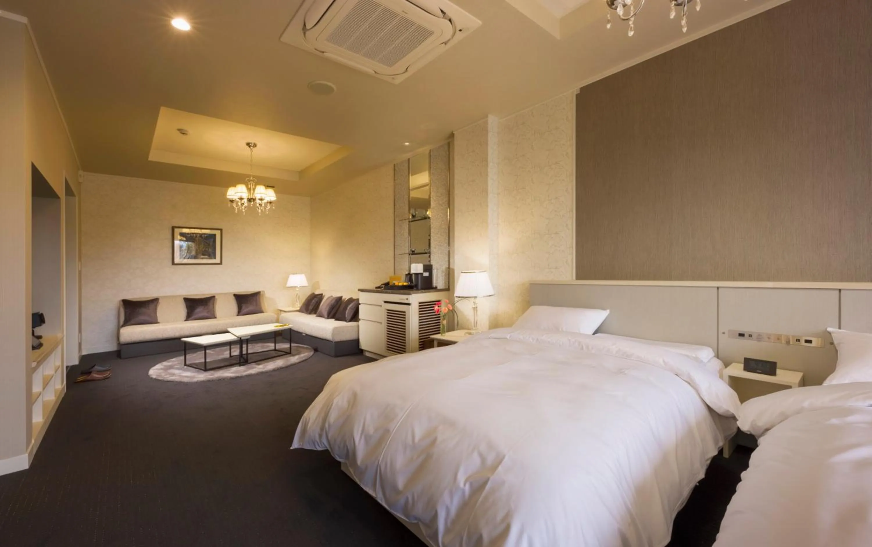 Living room, Bed in Katakura Silk Hotel