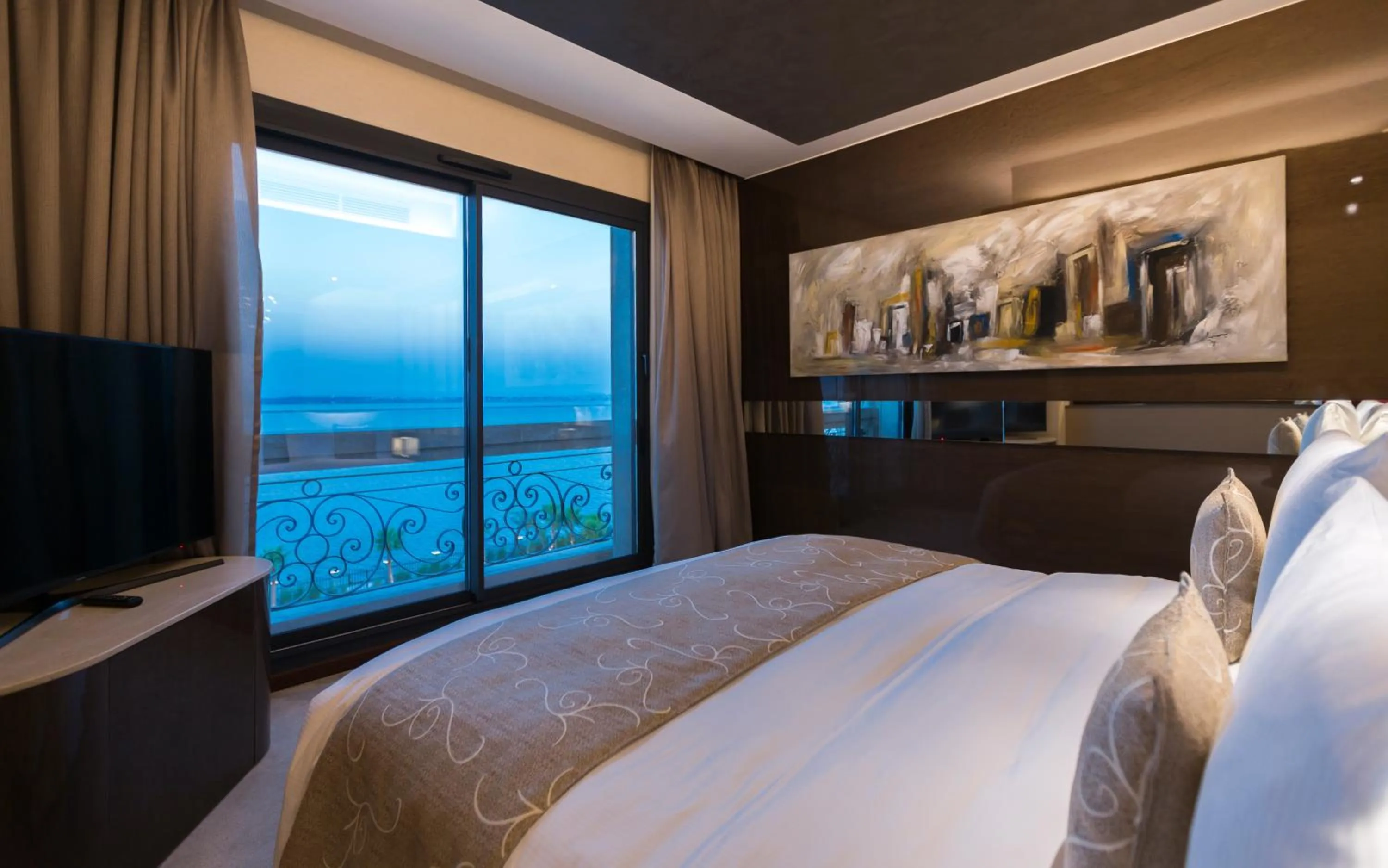 Bedroom, Bed in Mövenpick Hotel du Lac Tunis