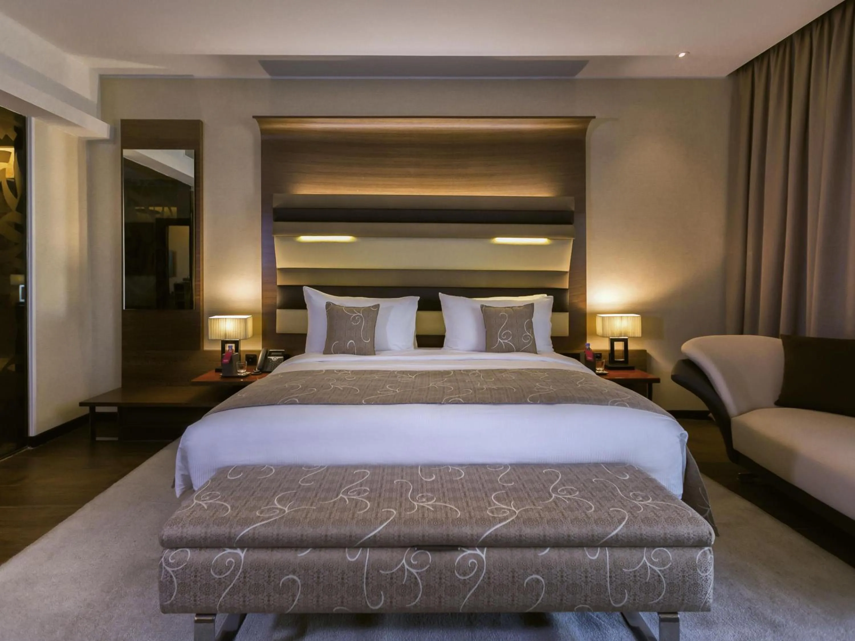 Bedroom, Bed in Mövenpick Hotel du Lac Tunis