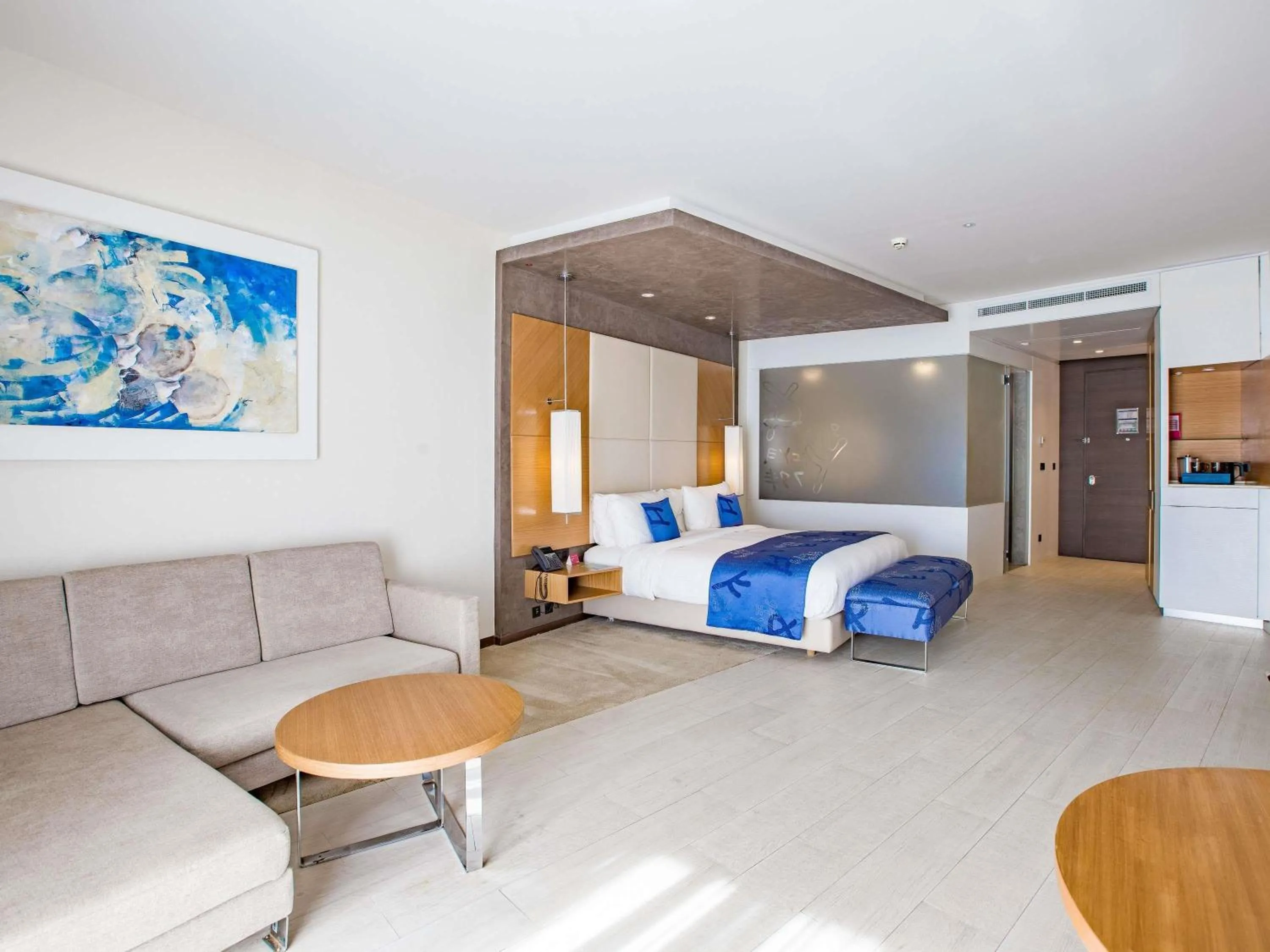 Bedroom, Bed in Mövenpick Hotel du Lac Tunis