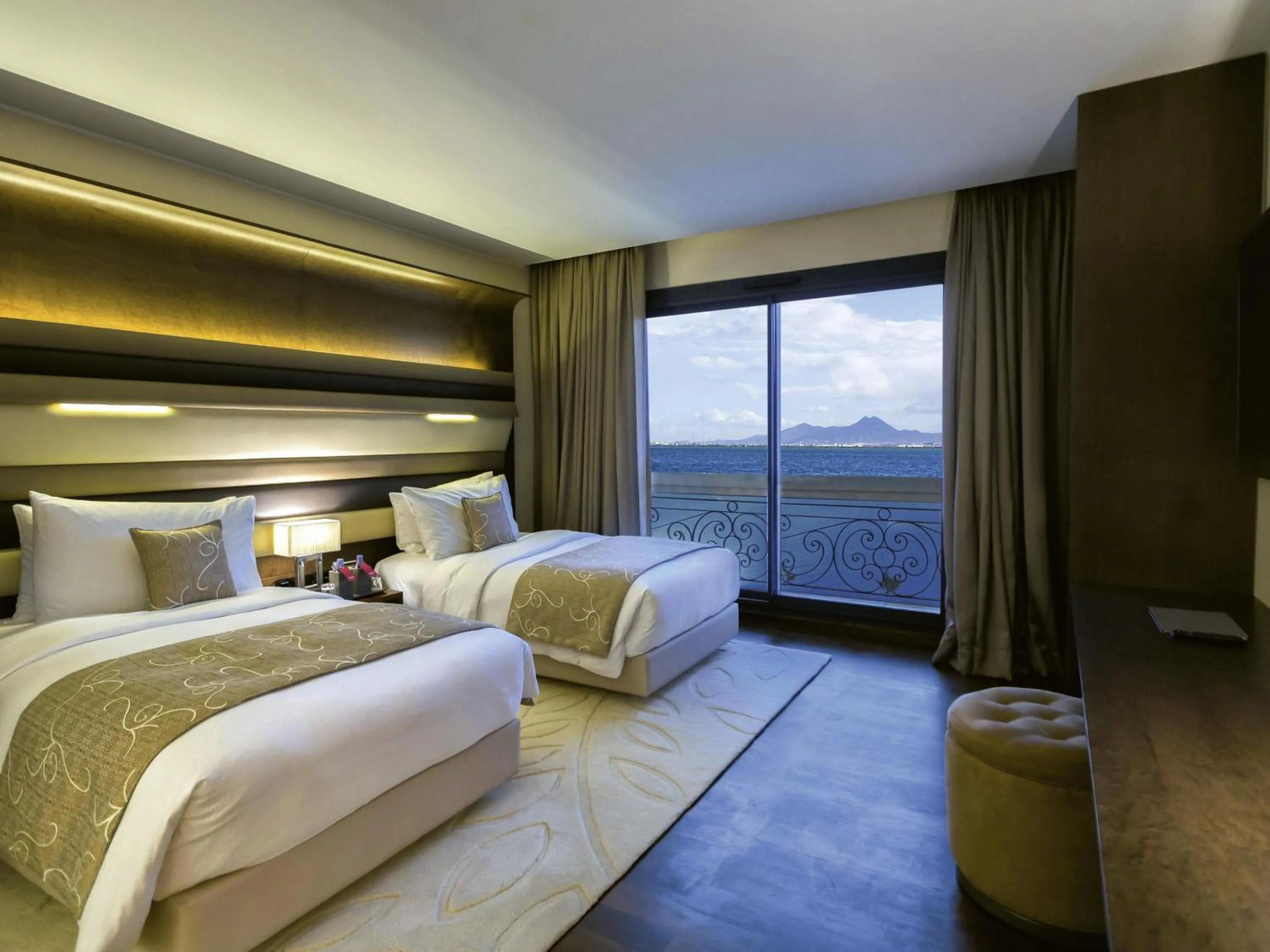 Bedroom, Bed in Mövenpick Hotel du Lac Tunis