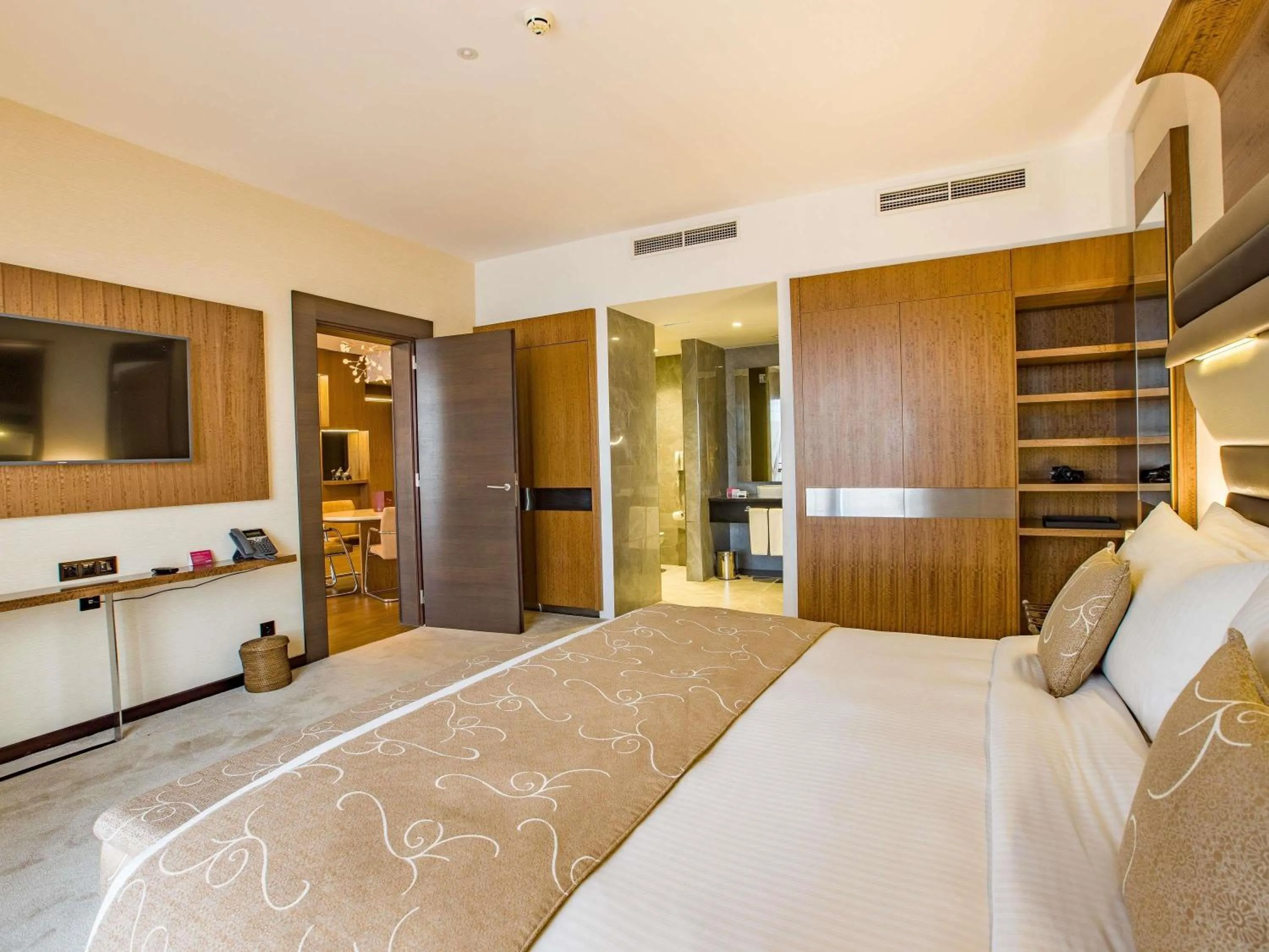 Bedroom, Bed in Mövenpick Hotel du Lac Tunis