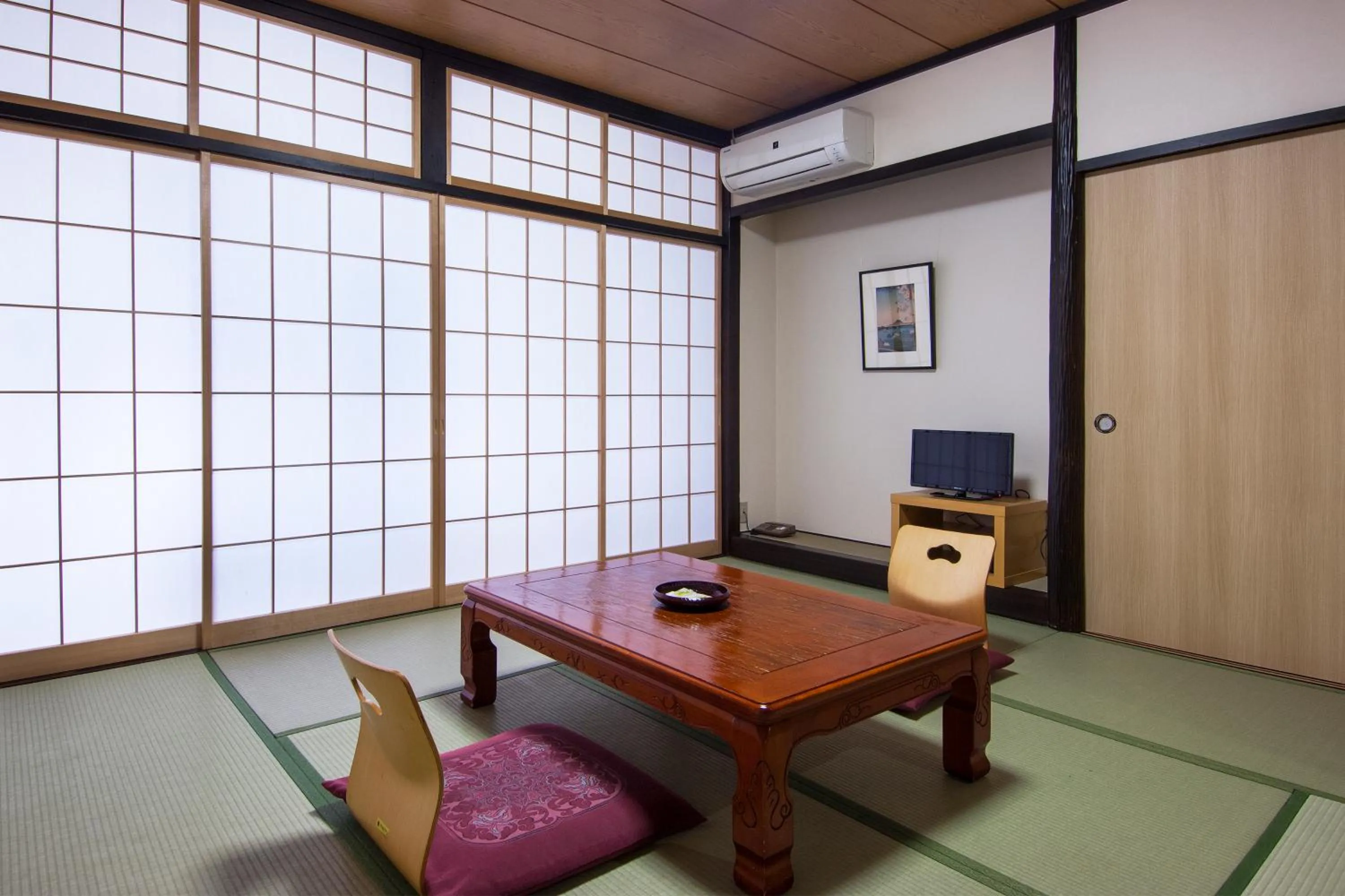Photo of the whole room in Nikko Tokanso