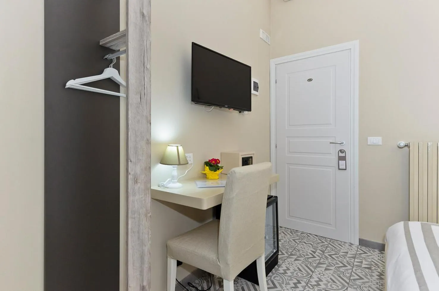 TV and multimedia, Bed in TOHOUSE Rooms