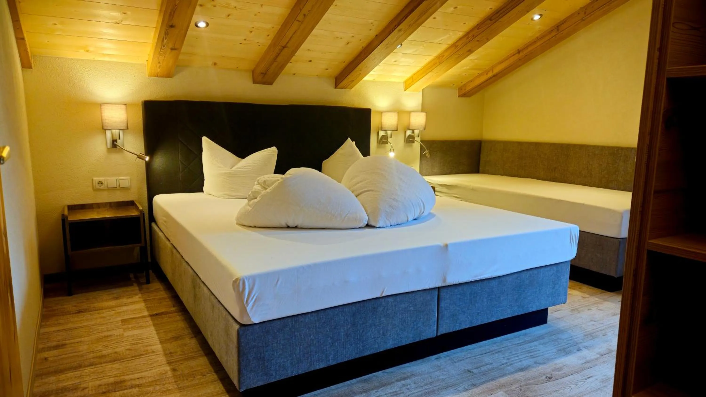 Photo of the whole room, Bed in Hotel Garni Schönblick