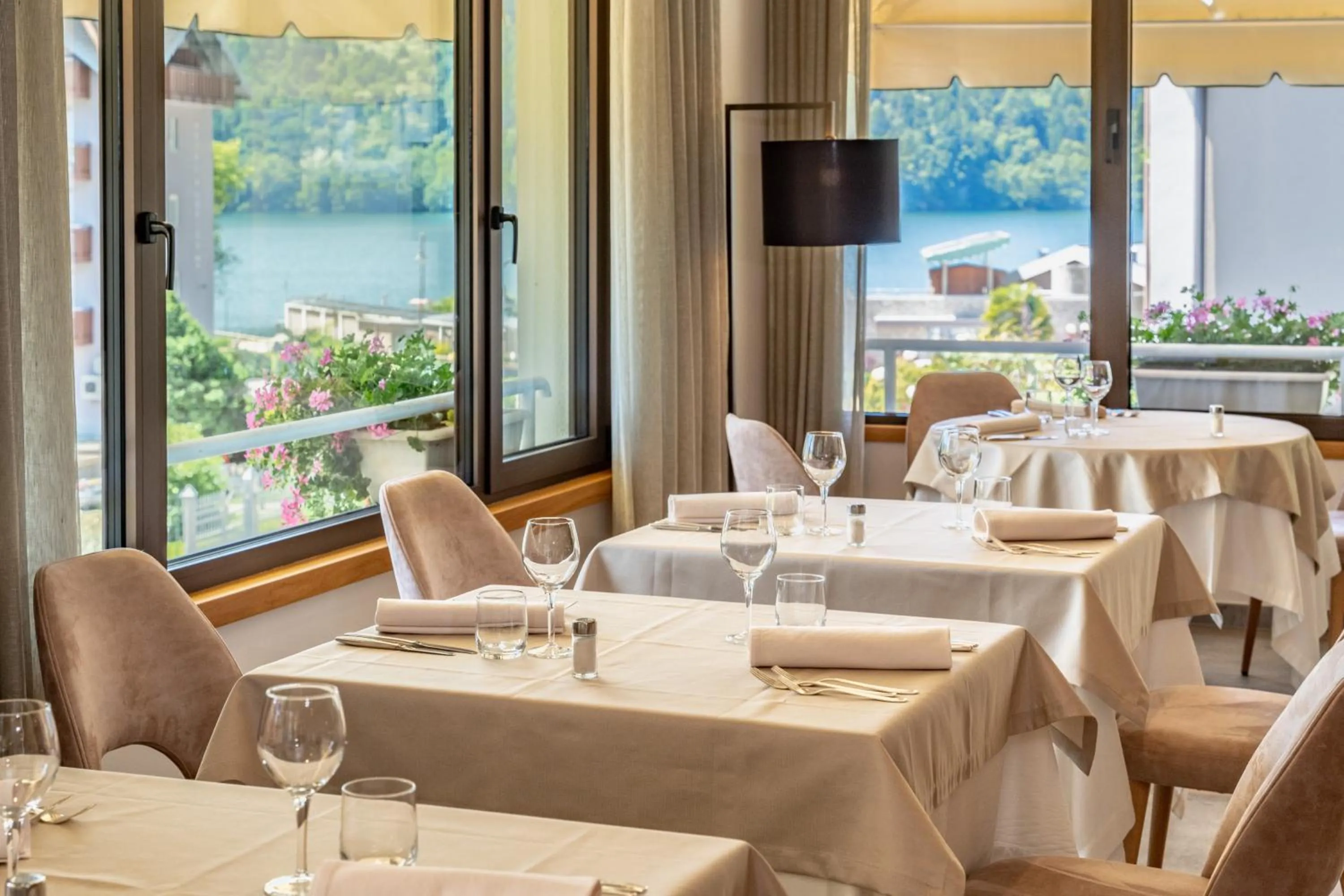 Restaurant/places to eat in Hotel Ambassador