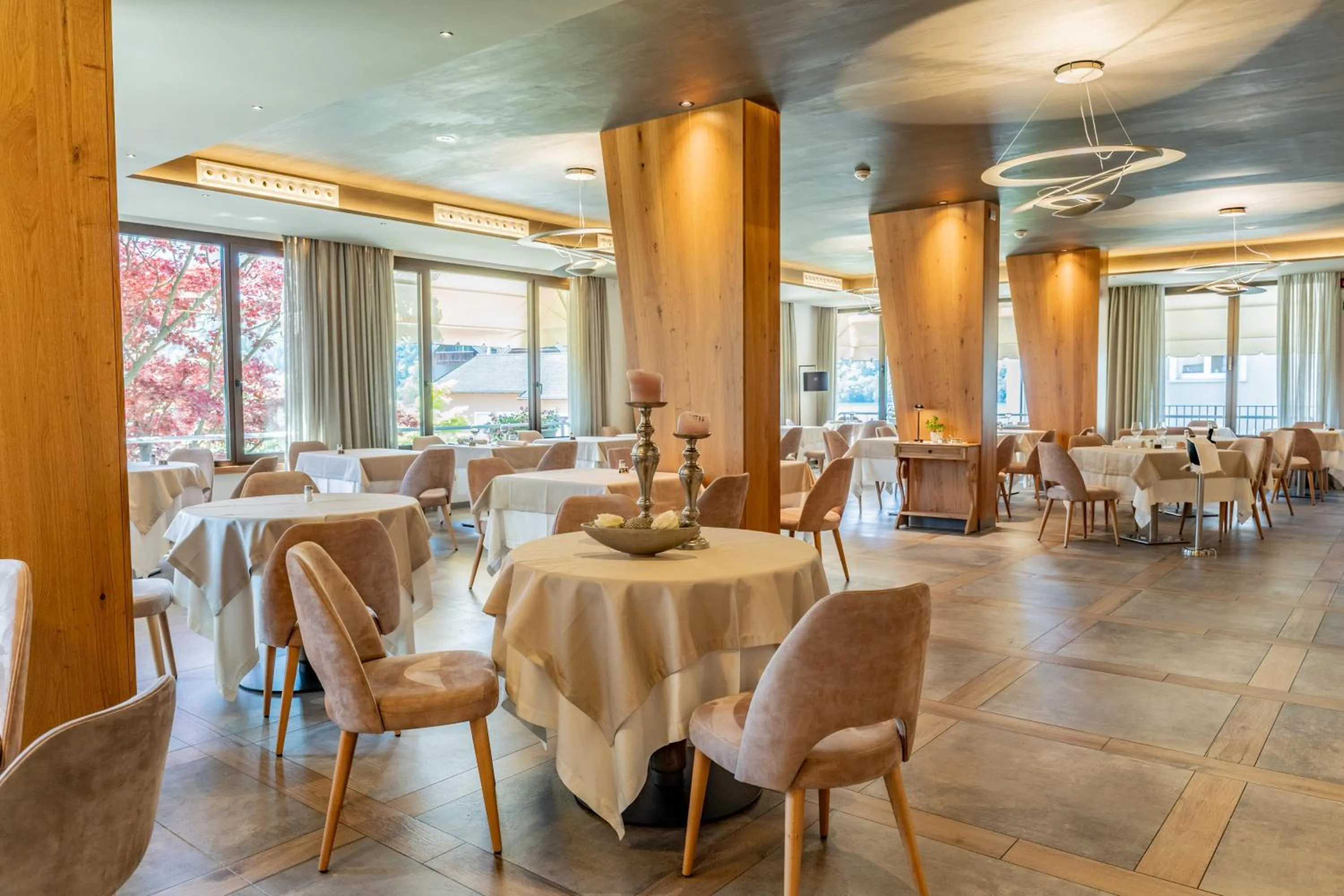 Restaurant/places to eat in Hotel Ambassador