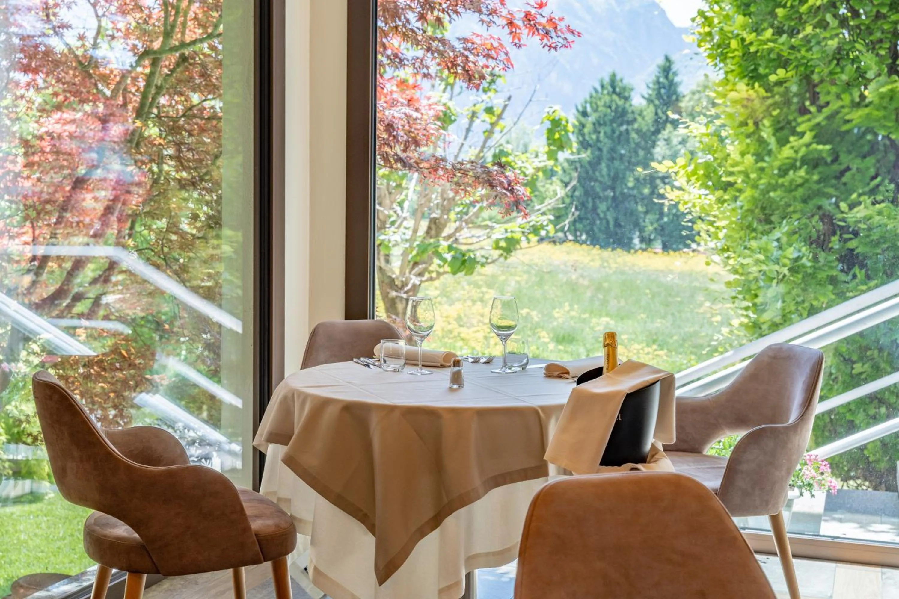 Restaurant/places to eat in Hotel Ambassador