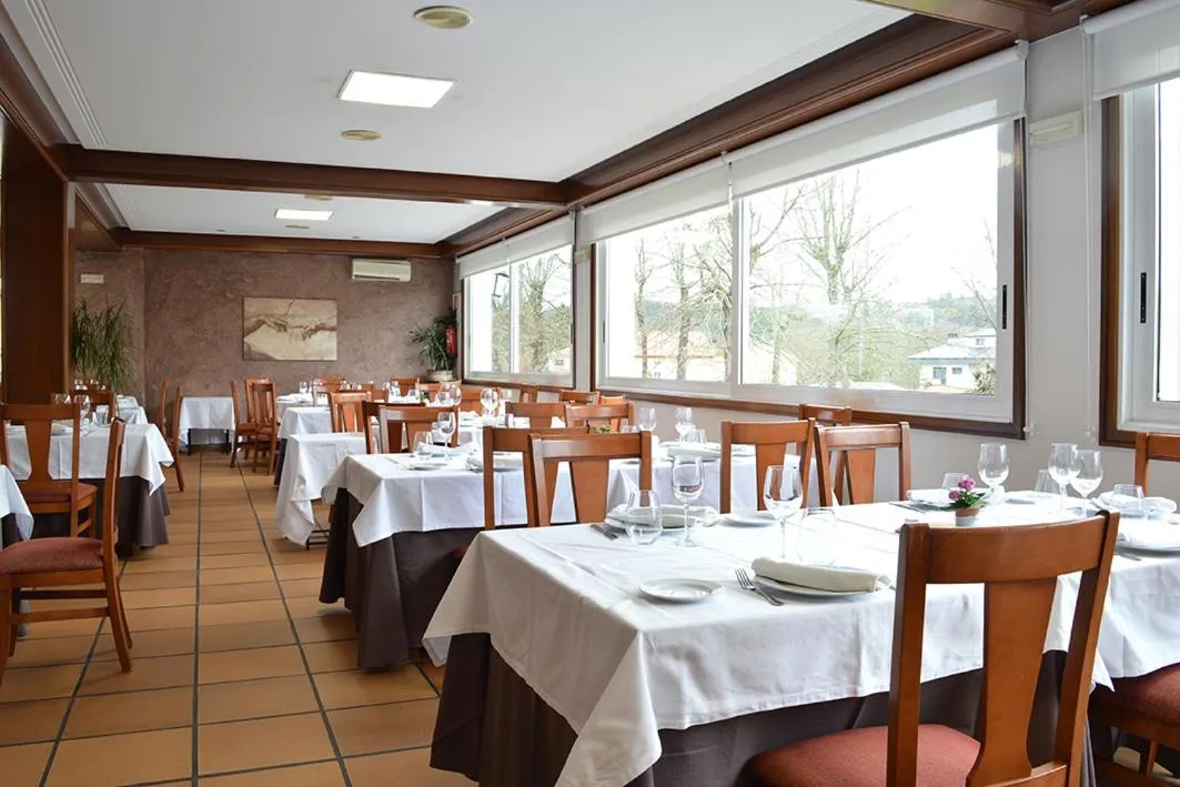 Dining area in Hotel Os Caracoles
