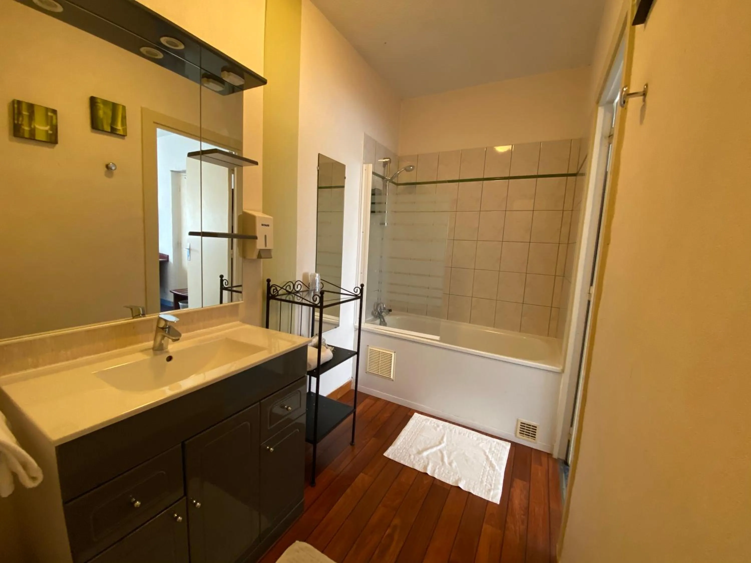 Shower in Hôtel Fontaine, Morlaix