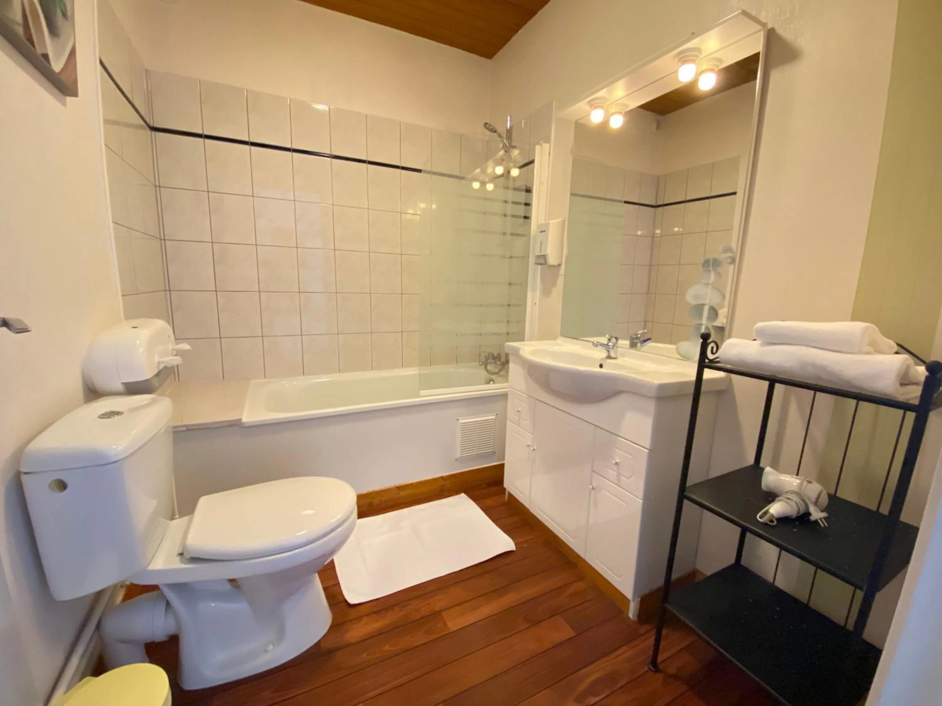 Bathroom in Hôtel Fontaine, Morlaix