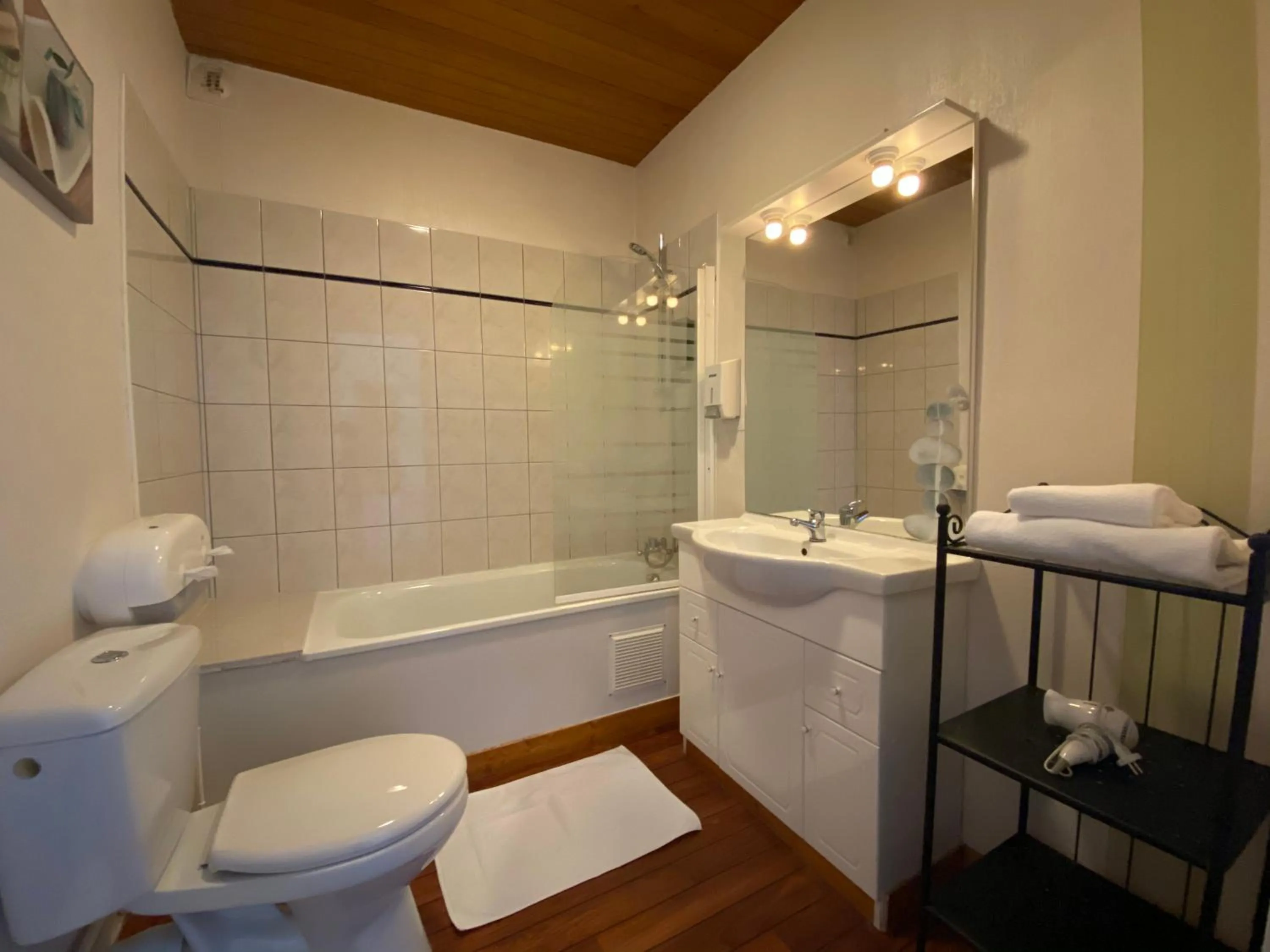 Shower in Hôtel Fontaine, Morlaix